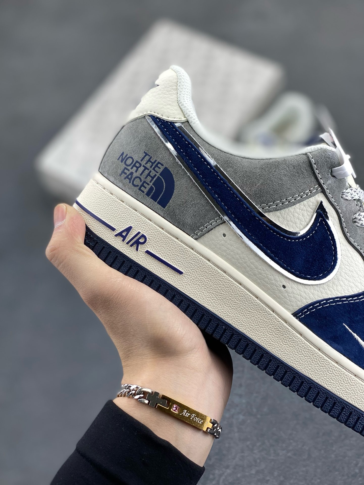 图片[6]-NIke Air Force 1 \’07 Low “北面联名——米灰深蓝勾”空军一号 低帮 运动鞋 休闲鞋 折边针车 工艺难度大 原楦头原纸板 原装鞋盒 定制五金配件 内置全掌气垫 原厂鞋底 货号：XZ6188-975 尺码：36 36.5 37.5 38 38.5 39 40 40.5 41 42 42.5 43 44 44.5 45-选品中心