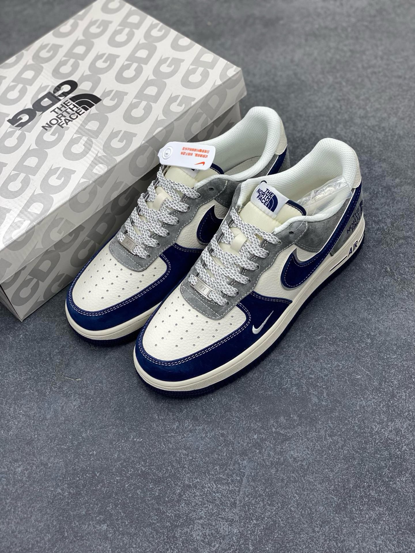 图片[8]-NIke Air Force 1 \’07 Low “北面联名——米灰深蓝勾”空军一号 低帮 运动鞋 休闲鞋 折边针车 工艺难度大 原楦头原纸板 原装鞋盒 定制五金配件 内置全掌气垫 原厂鞋底 货号：XZ6188-975 尺码：36 36.5 37.5 38 38.5 39 40 40.5 41 42 42.5 43 44 44.5 45-选品中心