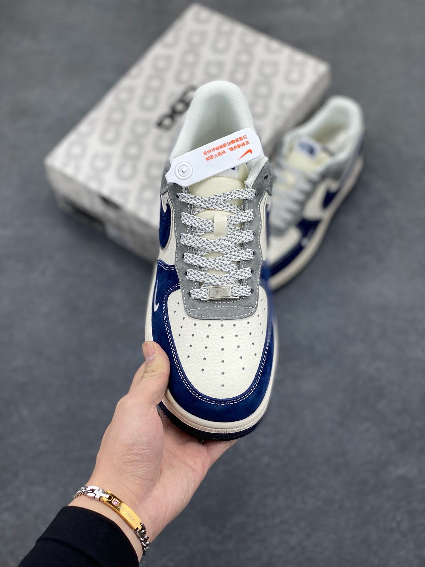 图片[2]-NIke Air Force 1 \’07 Low “北面联名——米灰深蓝勾”空军一号 低帮 运动鞋 休闲鞋 折边针车 工艺难度大 原楦头原纸板 原装鞋盒 定制五金配件 内置全掌气垫 原厂鞋底 货号：XZ6188-975 尺码：36 36.5 37.5 38 38.5 39 40 40.5 41 42 42.5 43 44 44.5 45-选品中心