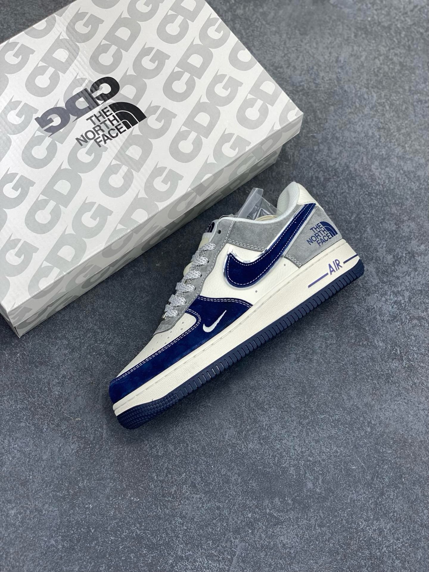 图片[7]-NIke Air Force 1 \’07 Low “北面联名——米灰深蓝勾”空军一号 低帮 运动鞋 休闲鞋 折边针车 工艺难度大 原楦头原纸板 原装鞋盒 定制五金配件 内置全掌气垫 原厂鞋底 货号：XZ6188-975 尺码：36 36.5 37.5 38 38.5 39 40 40.5 41 42 42.5 43 44 44.5 45-选品中心