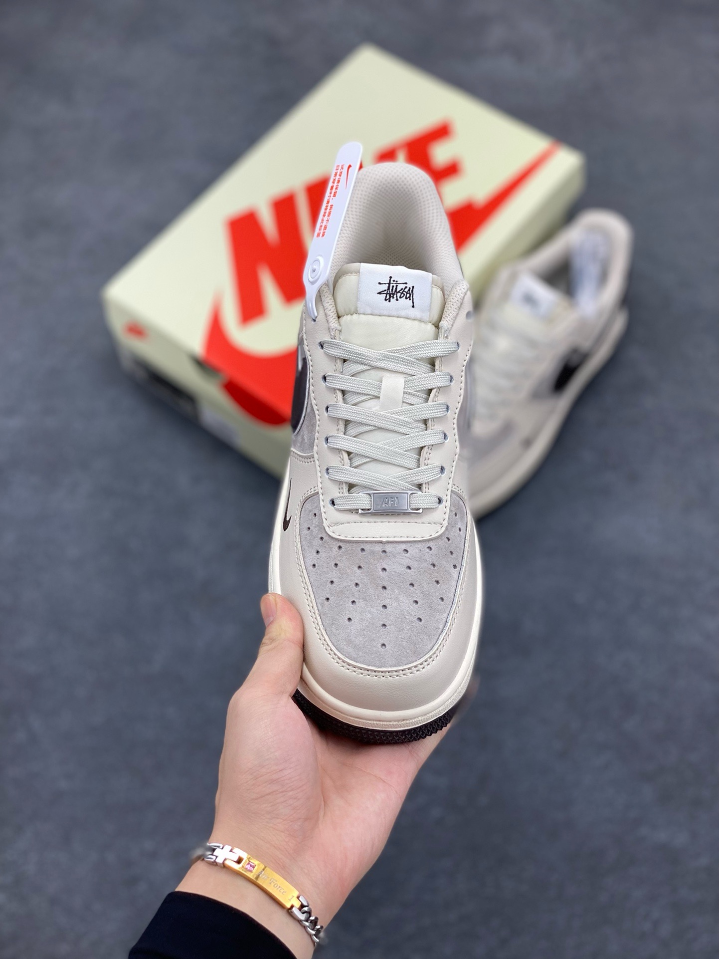 图片[2]-NIke Air Force 1 \’07 Low “斯图西联名–米白黑底”空军一号 低帮 运动鞋 休闲鞋 折边针车 工艺难度大 原楦头原纸板 原装鞋盒 定制五金配件 内置全掌气垫 原厂鞋底 货号：XZ6188-279 尺码：36 36.5 37.5 38 38.5 39 40 40.5 41 42 42.5 43 44 44.5 45-选品中心