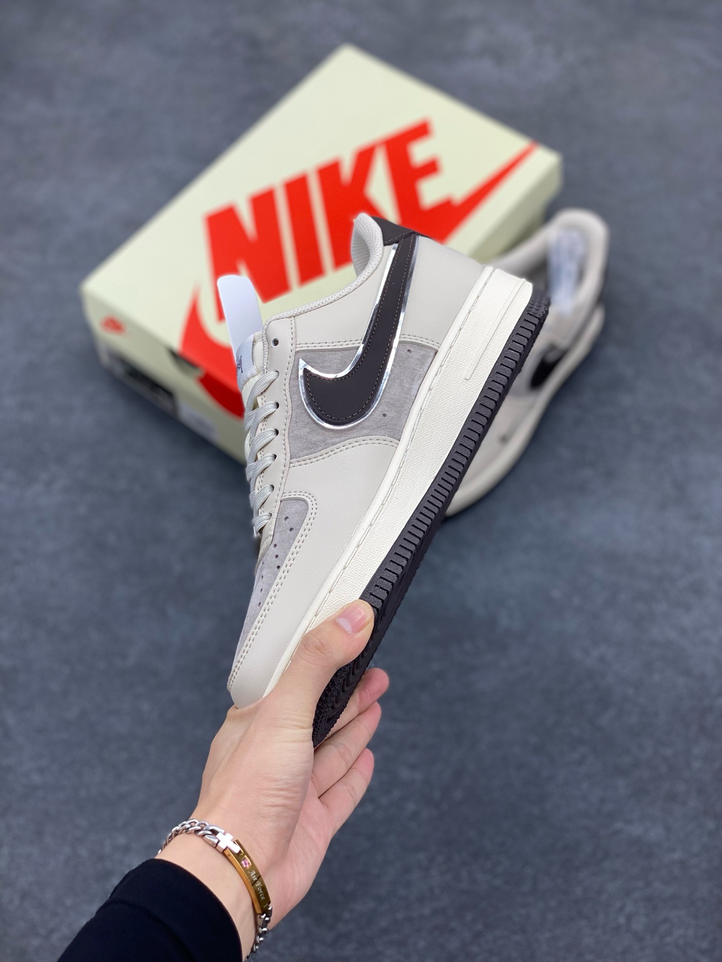 图片[3]-NIke Air Force 1 \’07 Low “斯图西联名–米白黑底”空军一号 低帮 运动鞋 休闲鞋 折边针车 工艺难度大 原楦头原纸板 原装鞋盒 定制五金配件 内置全掌气垫 原厂鞋底 货号：XZ6188-279 尺码：36 36.5 37.5 38 38.5 39 40 40.5 41 42 42.5 43 44 44.5 45-选品中心
