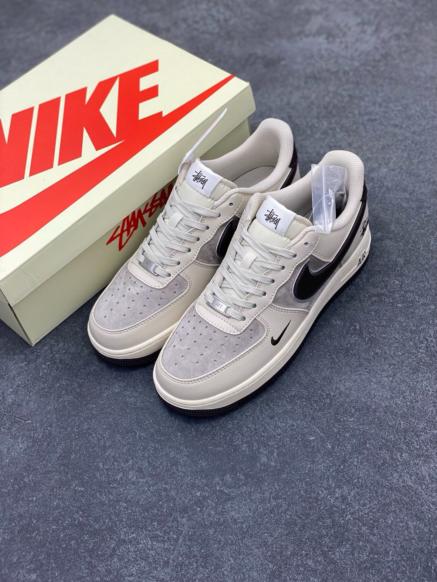 图片[8]-NIke Air Force 1 \’07 Low “斯图西联名–米白黑底”空军一号 低帮 运动鞋 休闲鞋 折边针车 工艺难度大 原楦头原纸板 原装鞋盒 定制五金配件 内置全掌气垫 原厂鞋底 货号：XZ6188-279 尺码：36 36.5 37.5 38 38.5 39 40 40.5 41 42 42.5 43 44 44.5 45-选品中心
