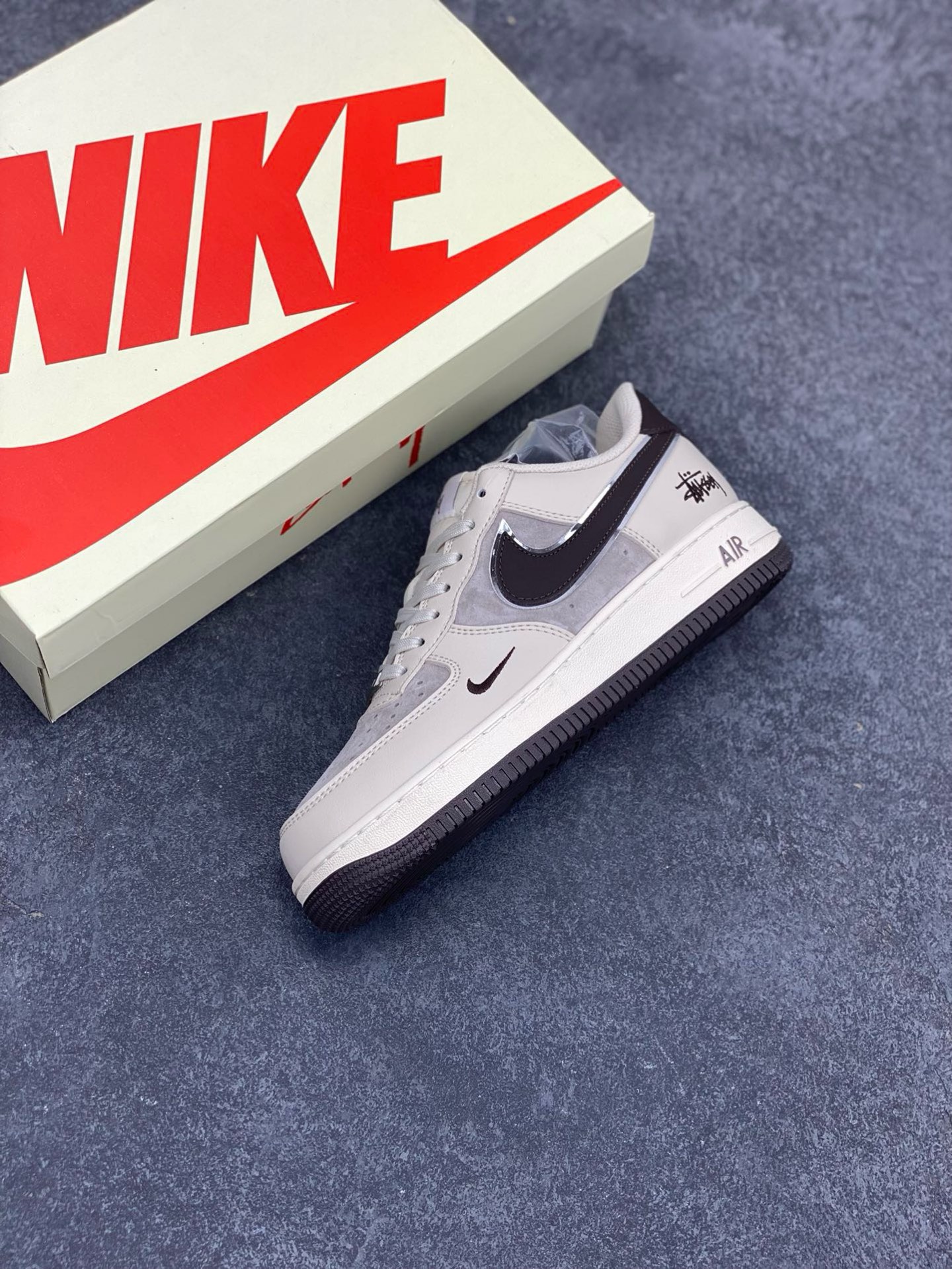 图片[7]-NIke Air Force 1 \’07 Low “斯图西联名–米白黑底”空军一号 低帮 运动鞋 休闲鞋 折边针车 工艺难度大 原楦头原纸板 原装鞋盒 定制五金配件 内置全掌气垫 原厂鞋底 货号：XZ6188-279 尺码：36 36.5 37.5 38 38.5 39 40 40.5 41 42 42.5 43 44 44.5 45-选品中心