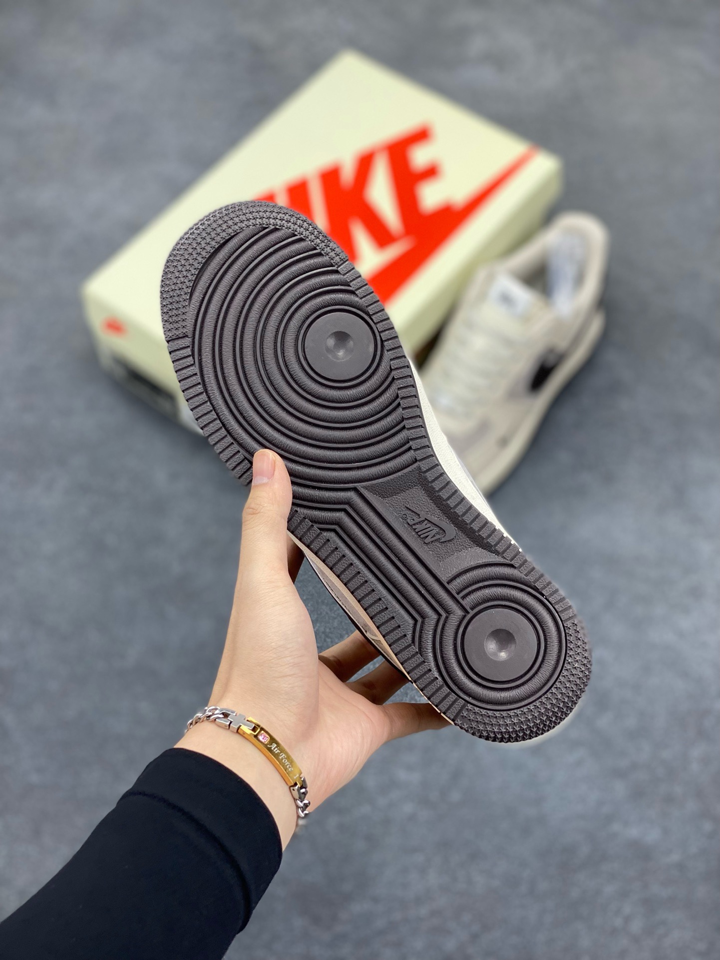 图片[5]-NIke Air Force 1 \’07 Low “斯图西联名–米白黑底”空军一号 低帮 运动鞋 休闲鞋 折边针车 工艺难度大 原楦头原纸板 原装鞋盒 定制五金配件 内置全掌气垫 原厂鞋底 货号：XZ6188-279 尺码：36 36.5 37.5 38 38.5 39 40 40.5 41 42 42.5 43 44 44.5 45-选品中心