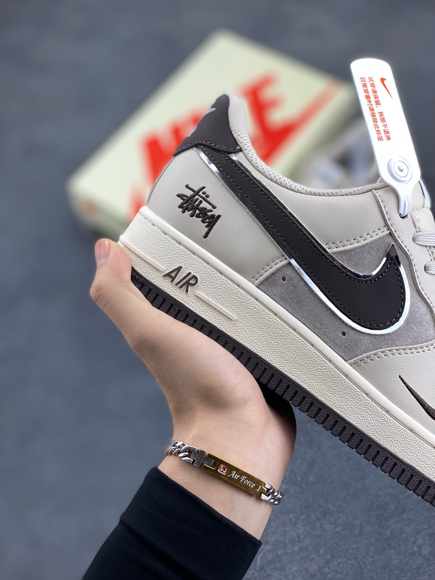 图片[6]-NIke Air Force 1 \’07 Low “斯图西联名–米白黑底”空军一号 低帮 运动鞋 休闲鞋 折边针车 工艺难度大 原楦头原纸板 原装鞋盒 定制五金配件 内置全掌气垫 原厂鞋底 货号：XZ6188-279 尺码：36 36.5 37.5 38 38.5 39 40 40.5 41 42 42.5 43 44 44.5 45-选品中心