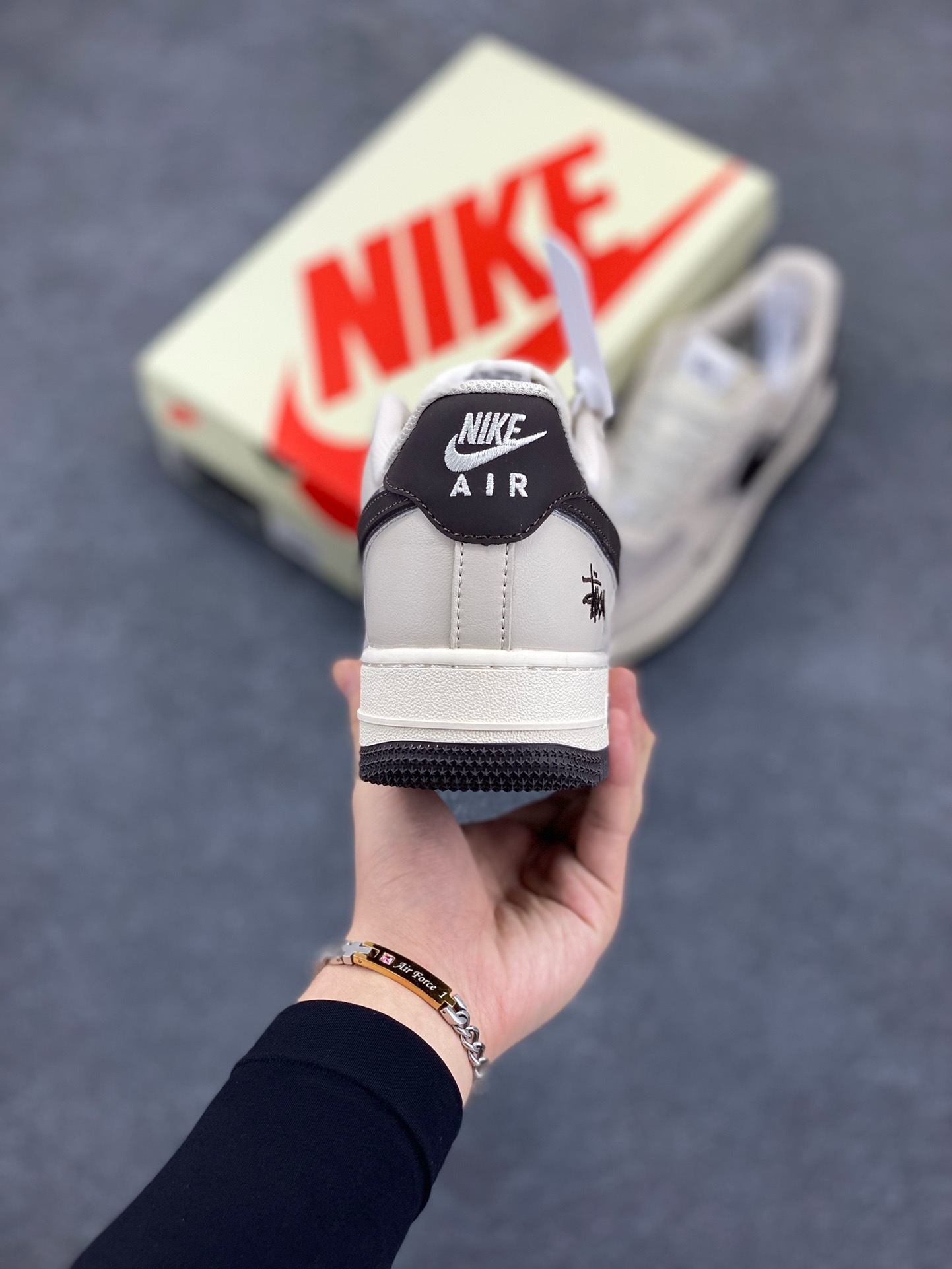 图片[4]-NIke Air Force 1 \’07 Low “斯图西联名–米白黑底”空军一号 低帮 运动鞋 休闲鞋 折边针车 工艺难度大 原楦头原纸板 原装鞋盒 定制五金配件 内置全掌气垫 原厂鞋底 货号：XZ6188-279 尺码：36 36.5 37.5 38 38.5 39 40 40.5 41 42 42.5 43 44 44.5 45-选品中心