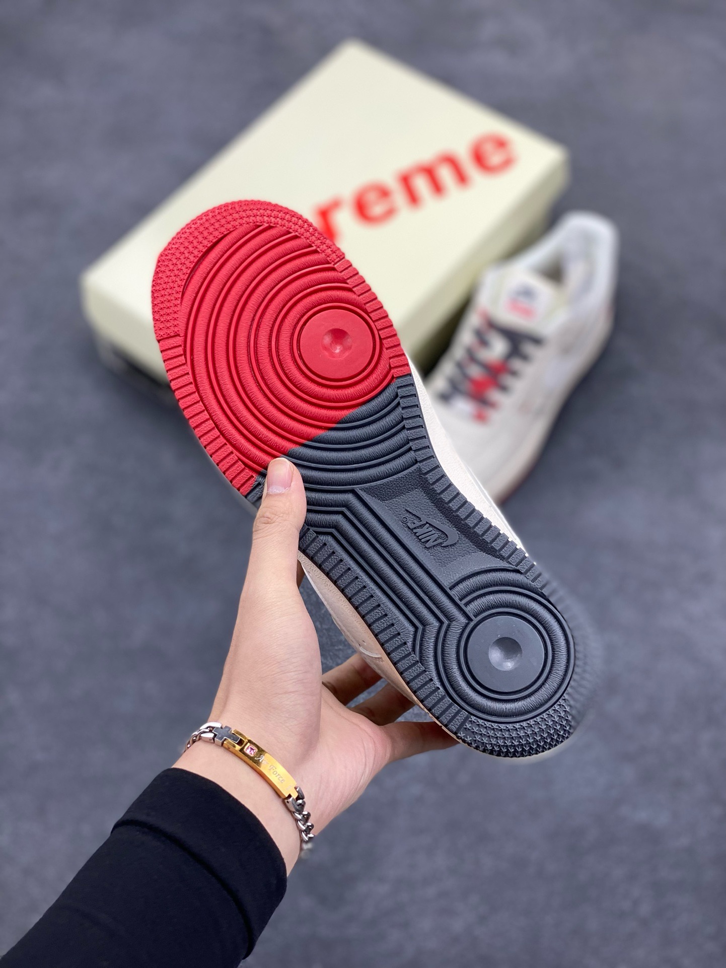 图片[5]-NIke Air Force 1 \’07 Low “Supreme联名–米白红蓝双拼”空军一号 低帮 运动鞋 休闲鞋 折边针车 工艺难度大 原楦头原纸板 原装鞋盒 定制五金配件 内置全掌气垫 原厂鞋底 货号：XZ6188-228 尺码：36 36.5 37.5 38 38.5 39 40 40.5 41 42 42.5 43 44 44.5 45-选品中心