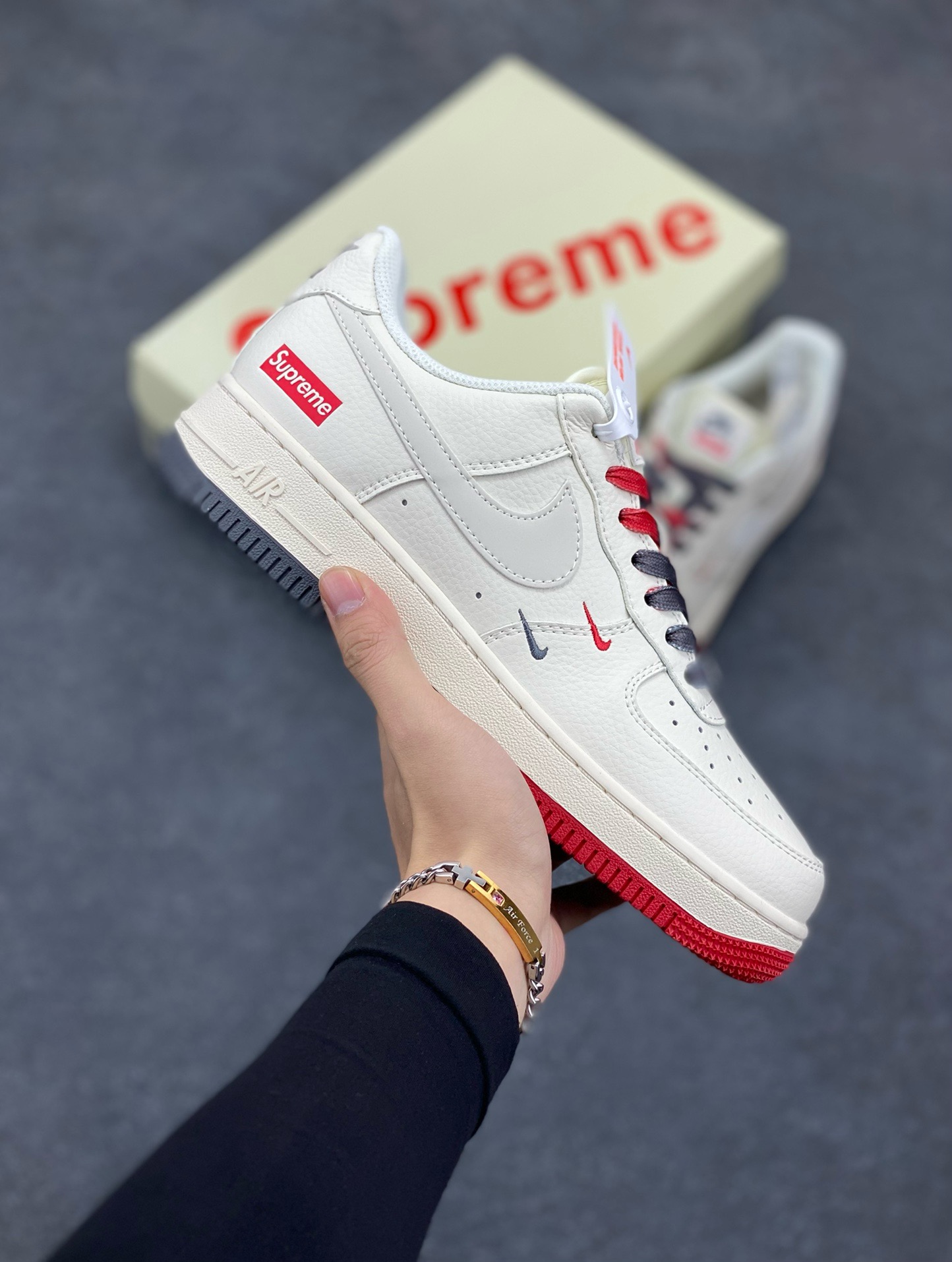 NIke Air Force 1 \’07 Low “Supreme联名–米白红蓝双拼”空军一号 低帮 运动鞋 休闲鞋 折边针车 工艺难度大 原楦头原纸板 原装鞋盒 定制五金配件 内置全掌气垫 原厂鞋底 货号：XZ6188-228 尺码：36 36.5 37.5 38 38.5 39 40 40.5 41 42 42.5 43 44 44.5 45-选品中心
