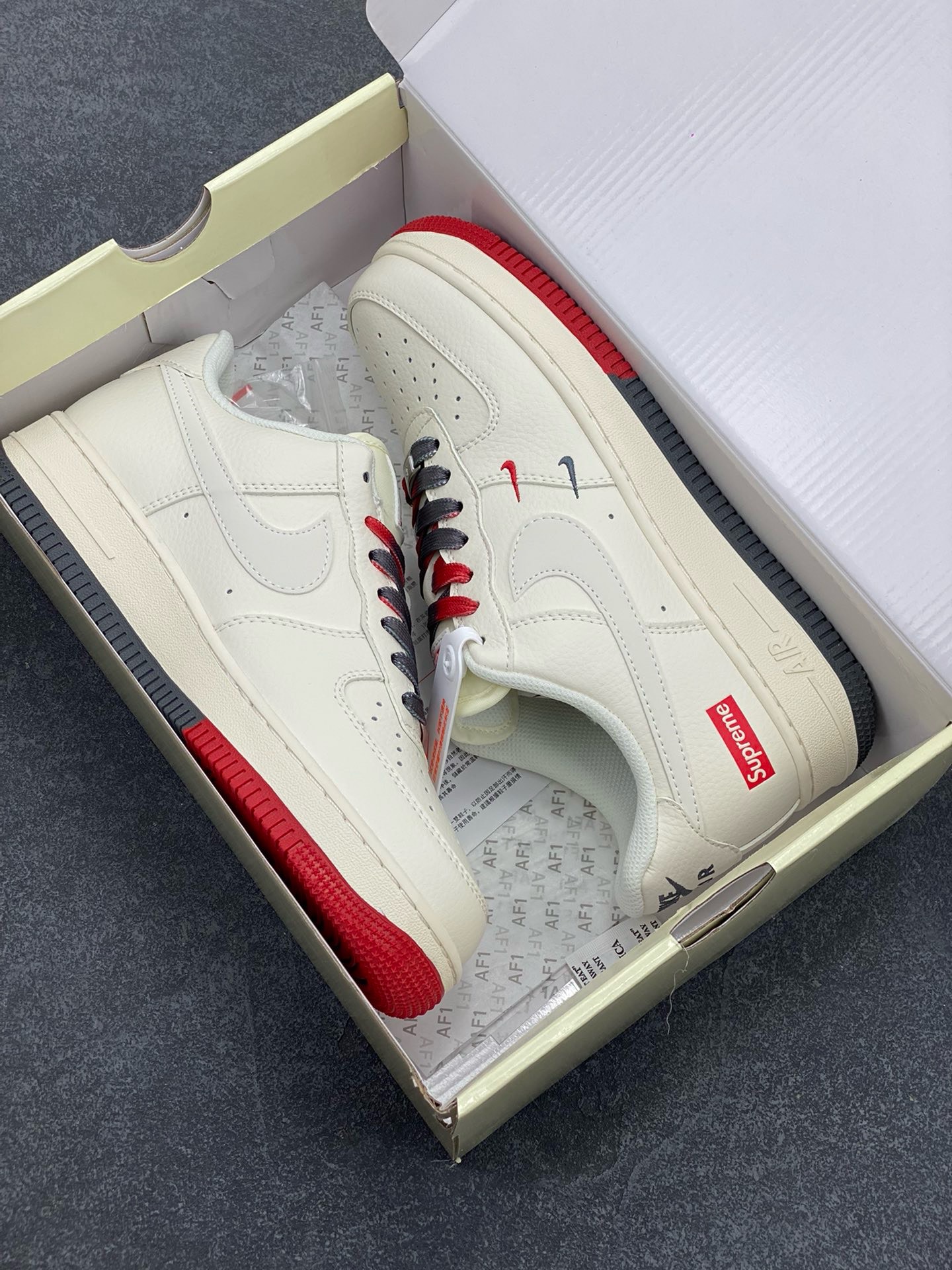 图片[9]-NIke Air Force 1 \’07 Low “Supreme联名–米白红蓝双拼”空军一号 低帮 运动鞋 休闲鞋 折边针车 工艺难度大 原楦头原纸板 原装鞋盒 定制五金配件 内置全掌气垫 原厂鞋底 货号：XZ6188-228 尺码：36 36.5 37.5 38 38.5 39 40 40.5 41 42 42.5 43 44 44.5 45-选品中心