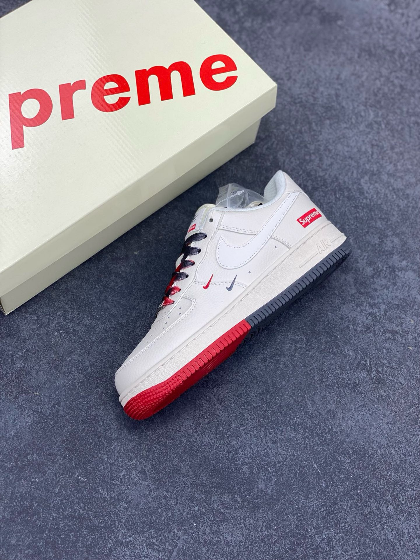 图片[7]-NIke Air Force 1 \’07 Low “Supreme联名–米白红蓝双拼”空军一号 低帮 运动鞋 休闲鞋 折边针车 工艺难度大 原楦头原纸板 原装鞋盒 定制五金配件 内置全掌气垫 原厂鞋底 货号：XZ6188-228 尺码：36 36.5 37.5 38 38.5 39 40 40.5 41 42 42.5 43 44 44.5 45-选品中心