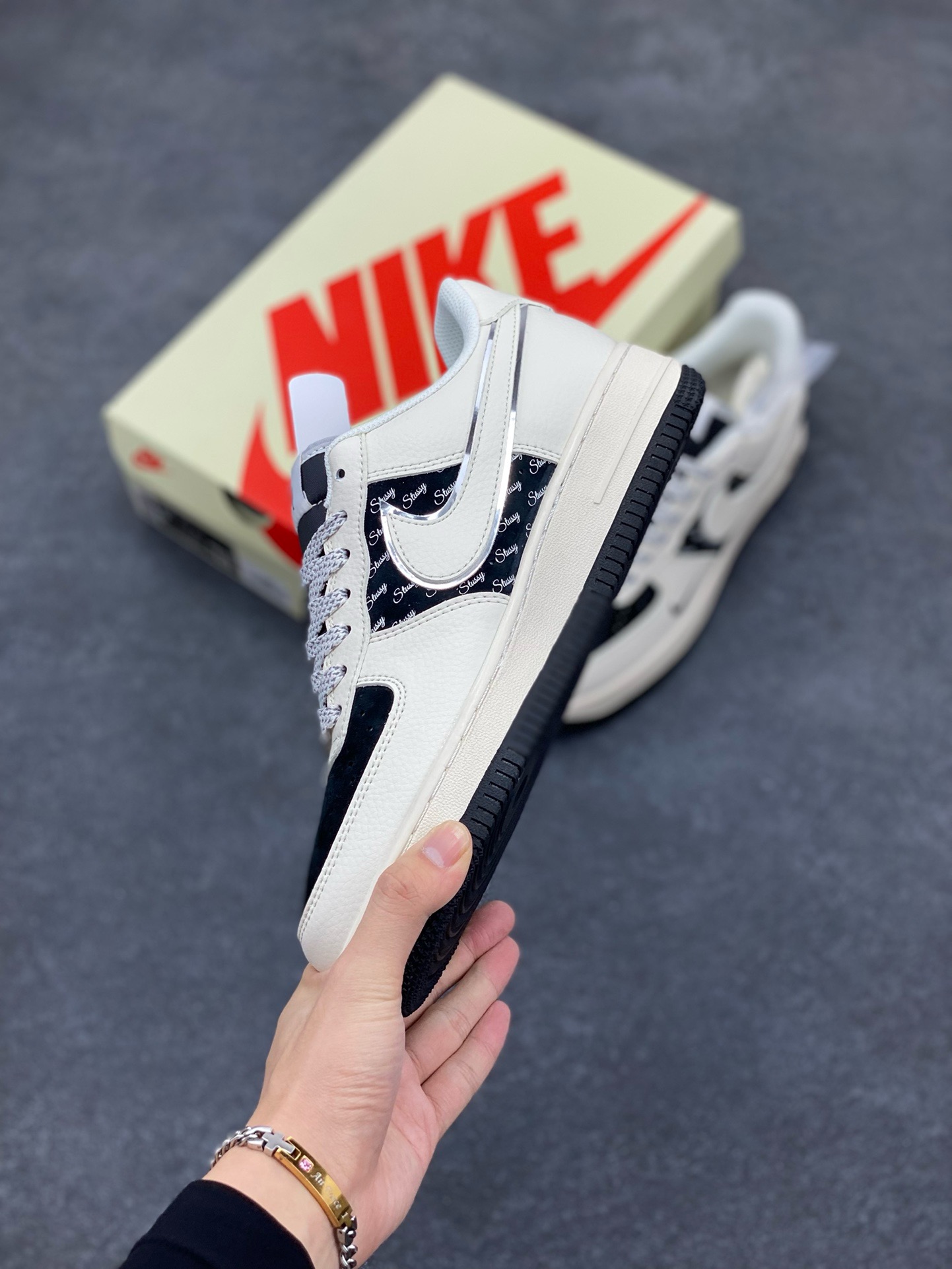 图片[3]-NIke Air Force 1 \’07 Low “斯图西联名–米黑英文银边”空军一号 低帮 运动鞋 休闲鞋 折边针车 工艺难度大 原楦头原纸板 原装鞋盒 定制五金配件 内置全掌气垫 原厂鞋底 货号：XZ6188-729 尺码：36 36.5 37.5 38 38.5 39 40 40.5 41 42 42.5 43 44 44.5 45-选品中心