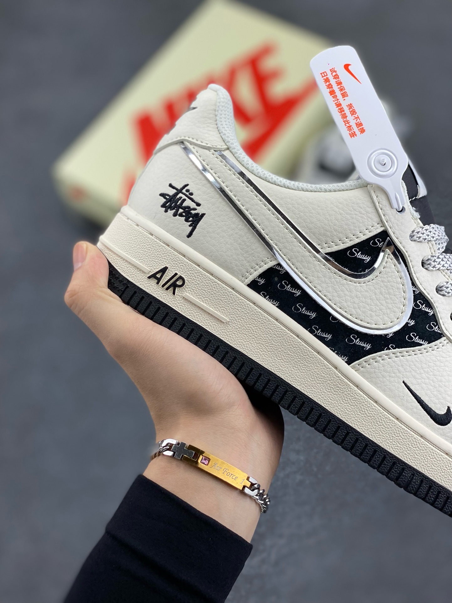 图片[6]-NIke Air Force 1 \’07 Low “斯图西联名–米黑英文银边”空军一号 低帮 运动鞋 休闲鞋 折边针车 工艺难度大 原楦头原纸板 原装鞋盒 定制五金配件 内置全掌气垫 原厂鞋底 货号：XZ6188-729 尺码：36 36.5 37.5 38 38.5 39 40 40.5 41 42 42.5 43 44 44.5 45-选品中心