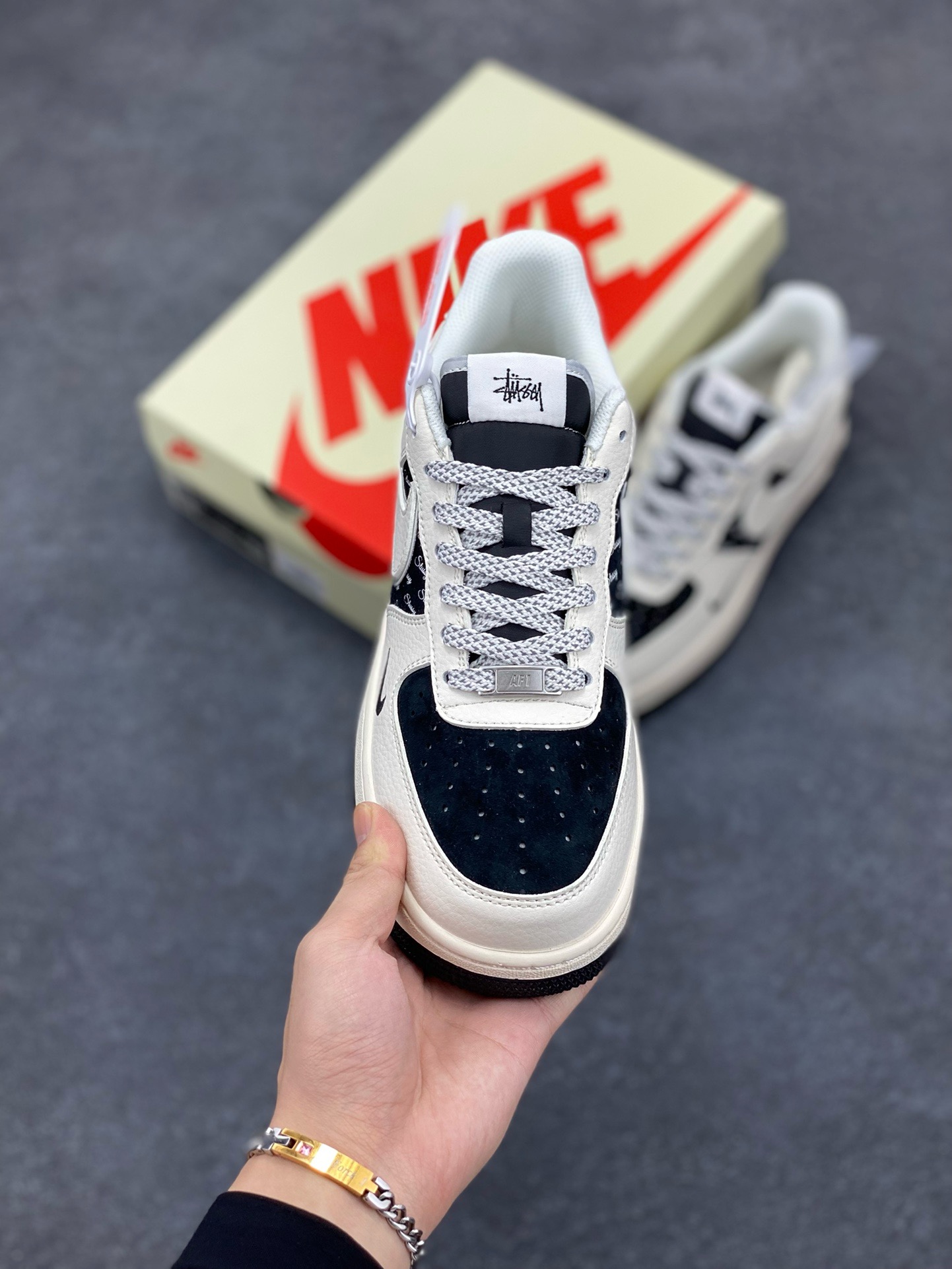 图片[2]-NIke Air Force 1 \’07 Low “斯图西联名–米黑英文银边”空军一号 低帮 运动鞋 休闲鞋 折边针车 工艺难度大 原楦头原纸板 原装鞋盒 定制五金配件 内置全掌气垫 原厂鞋底 货号：XZ6188-729 尺码：36 36.5 37.5 38 38.5 39 40 40.5 41 42 42.5 43 44 44.5 45-选品中心