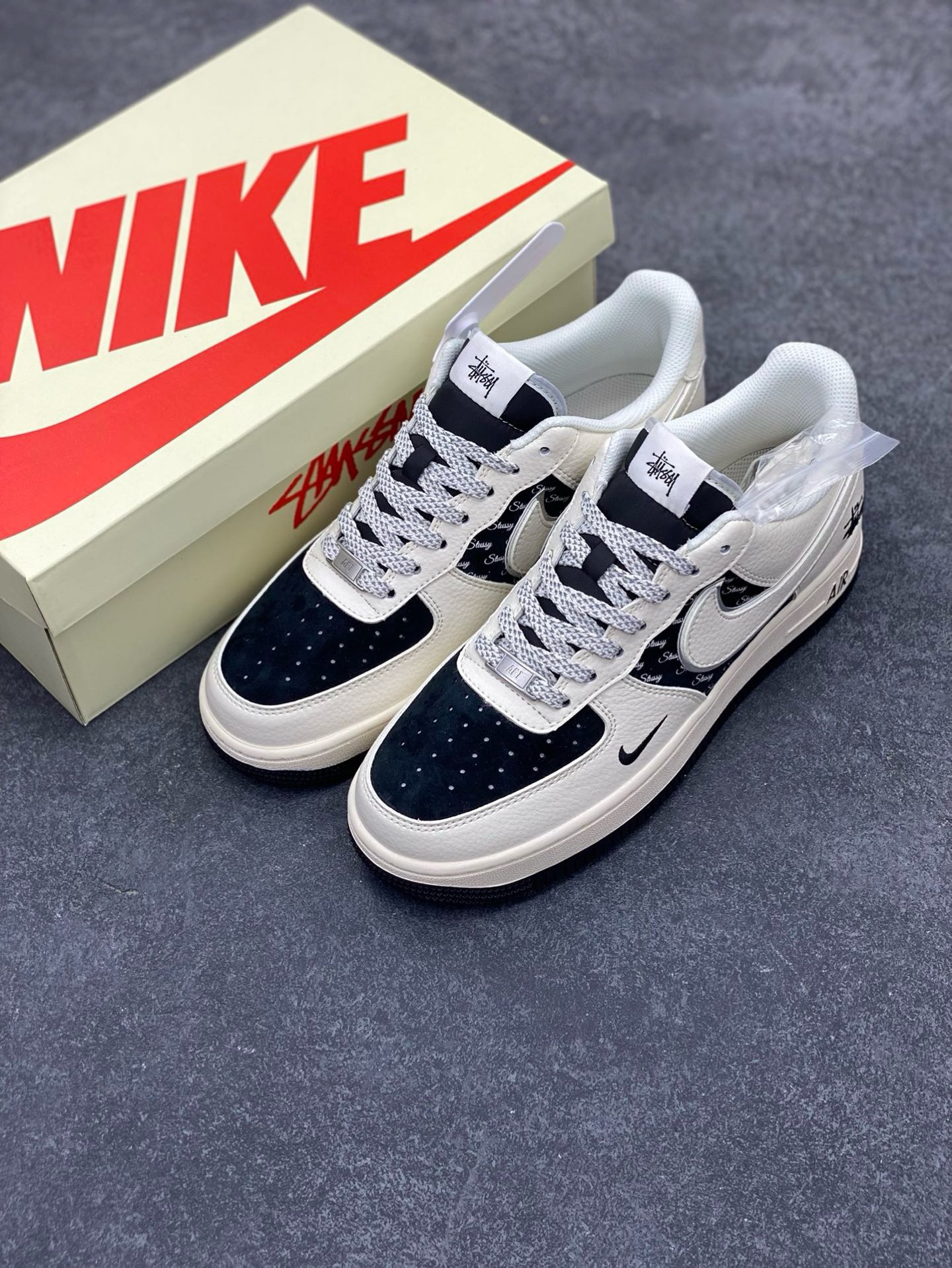 图片[8]-NIke Air Force 1 \’07 Low “斯图西联名–米黑英文银边”空军一号 低帮 运动鞋 休闲鞋 折边针车 工艺难度大 原楦头原纸板 原装鞋盒 定制五金配件 内置全掌气垫 原厂鞋底 货号：XZ6188-729 尺码：36 36.5 37.5 38 38.5 39 40 40.5 41 42 42.5 43 44 44.5 45-选品中心