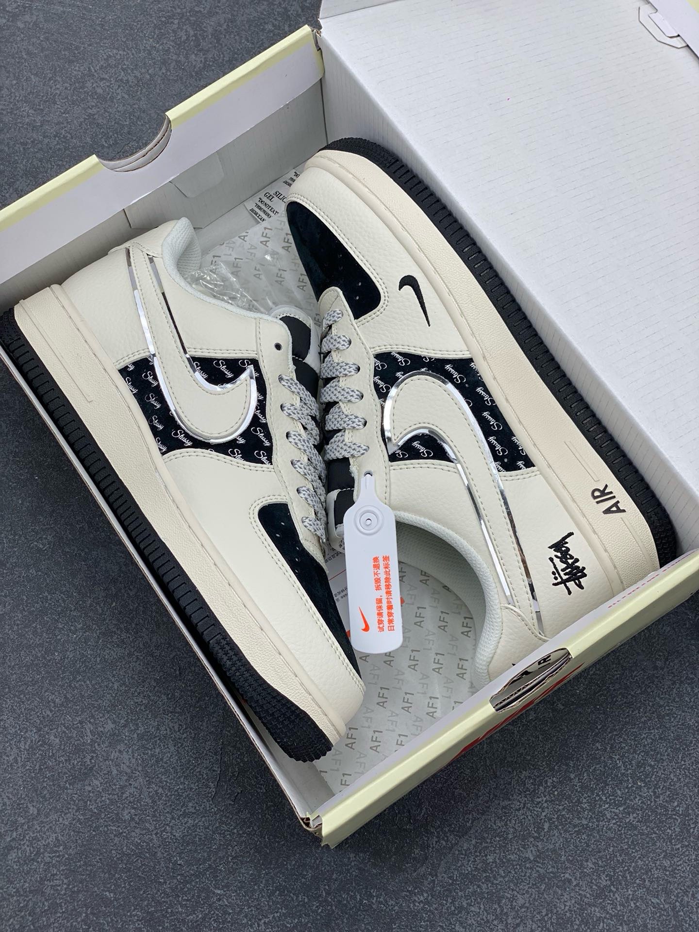 图片[9]-NIke Air Force 1 \’07 Low “斯图西联名–米黑英文银边”空军一号 低帮 运动鞋 休闲鞋 折边针车 工艺难度大 原楦头原纸板 原装鞋盒 定制五金配件 内置全掌气垫 原厂鞋底 货号：XZ6188-729 尺码：36 36.5 37.5 38 38.5 39 40 40.5 41 42 42.5 43 44 44.5 45-选品中心