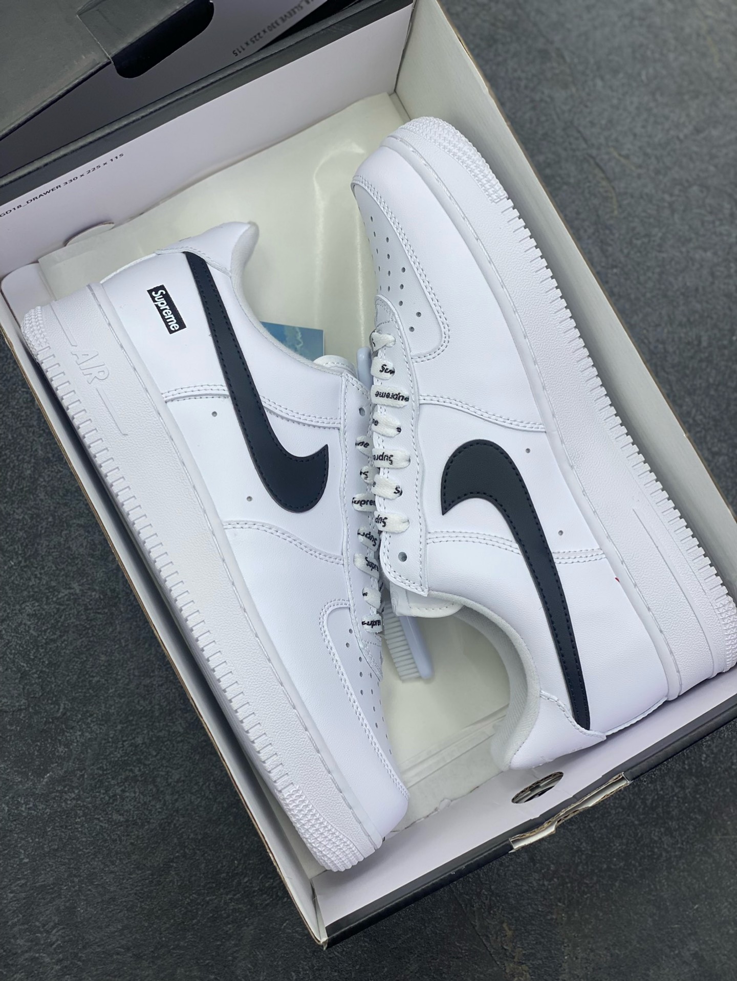 图片[9]-Nike Air Force 1 Low Supreme联名 空军一号低帮运动休闲板鞋 原楦头原纸板 打造纯正空军版型 专注外贸渠道 全掌内置蜂窝气垫 原盒配件 原厂中底钢印、拉帮完美 货号：CU9225-102 尺码：36 36.5 37.5 38 38.5 39 40 40.5 41 42 42.5 43 44 44.5 45-选品中心