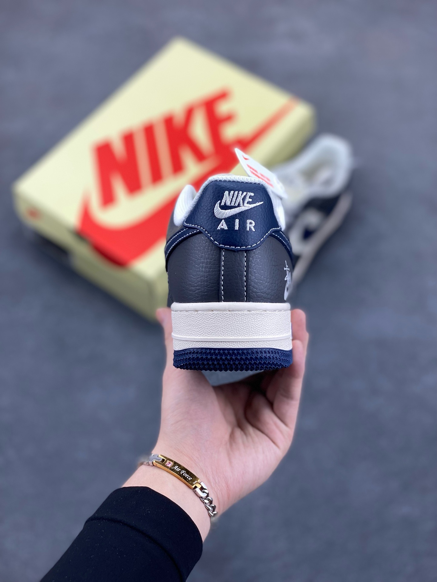 图片[4]-NIke Air Force 1 \’07 Low “斯图西联名——深蓝灰英文”空军一号 低帮 运动鞋 休闲鞋 折边针车 工艺难度大 原楦头原纸板 原装鞋盒 定制五金配件 内置全掌气垫 原厂鞋底 货号：XS1958-519 尺码：36 36.5 37.5 38 38.5 39 40 40.5 41 42 42.5 43 44 44.5 45-选品中心