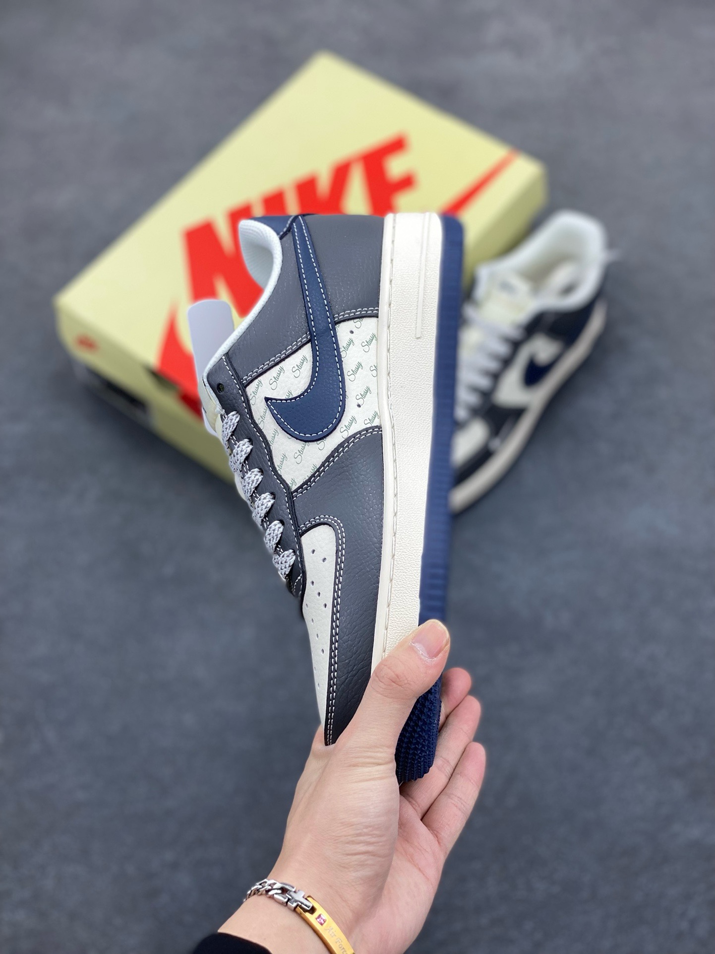 图片[3]-NIke Air Force 1 \’07 Low “斯图西联名——深蓝灰英文”空军一号 低帮 运动鞋 休闲鞋 折边针车 工艺难度大 原楦头原纸板 原装鞋盒 定制五金配件 内置全掌气垫 原厂鞋底 货号：XS1958-519 尺码：36 36.5 37.5 38 38.5 39 40 40.5 41 42 42.5 43 44 44.5 45-选品中心