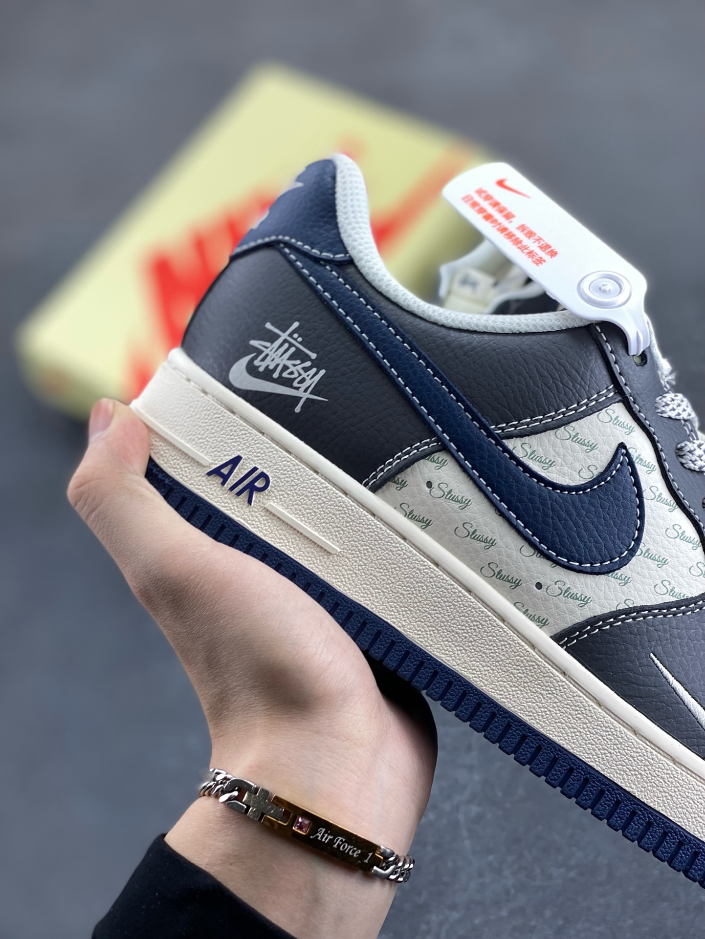 图片[6]-NIke Air Force 1 \’07 Low “斯图西联名——深蓝灰英文”空军一号 低帮 运动鞋 休闲鞋 折边针车 工艺难度大 原楦头原纸板 原装鞋盒 定制五金配件 内置全掌气垫 原厂鞋底 货号：XS1958-519 尺码：36 36.5 37.5 38 38.5 39 40 40.5 41 42 42.5 43 44 44.5 45-选品中心