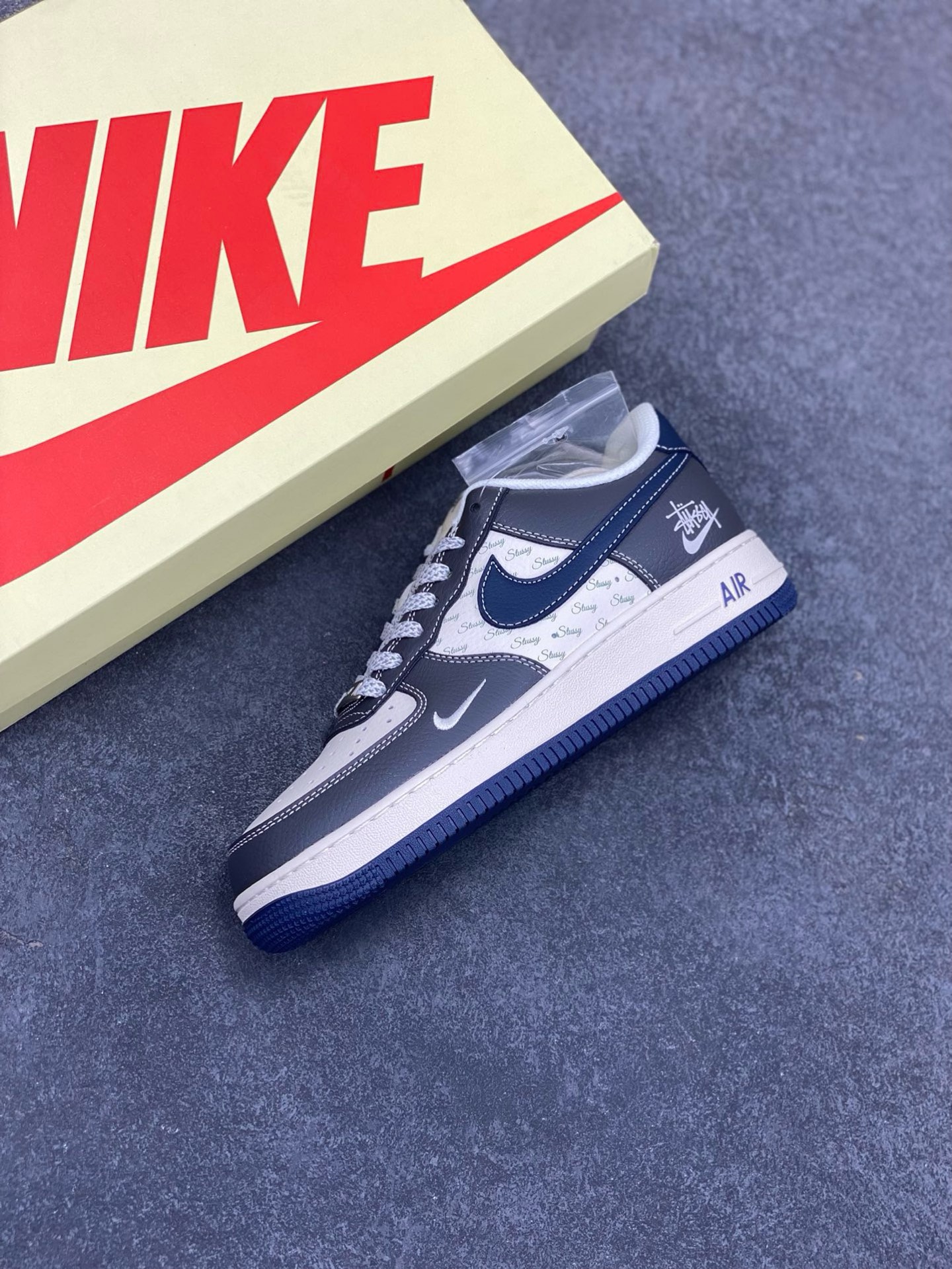 图片[7]-NIke Air Force 1 \’07 Low “斯图西联名——深蓝灰英文”空军一号 低帮 运动鞋 休闲鞋 折边针车 工艺难度大 原楦头原纸板 原装鞋盒 定制五金配件 内置全掌气垫 原厂鞋底 货号：XS1958-519 尺码：36 36.5 37.5 38 38.5 39 40 40.5 41 42 42.5 43 44 44.5 45-选品中心