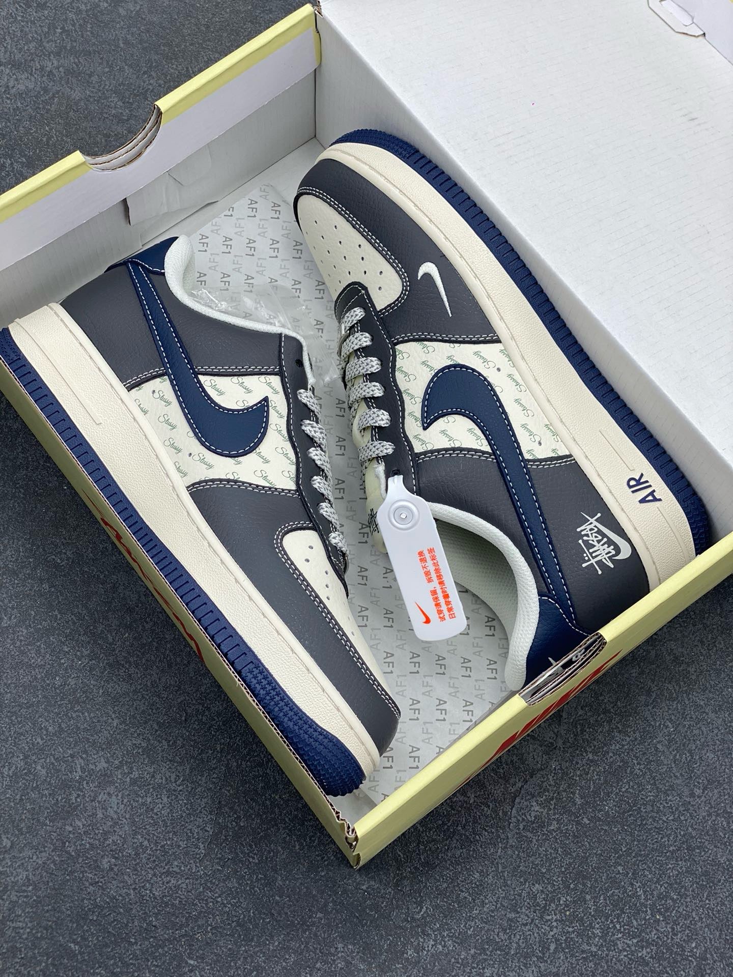 图片[9]-NIke Air Force 1 \’07 Low “斯图西联名——深蓝灰英文”空军一号 低帮 运动鞋 休闲鞋 折边针车 工艺难度大 原楦头原纸板 原装鞋盒 定制五金配件 内置全掌气垫 原厂鞋底 货号：XS1958-519 尺码：36 36.5 37.5 38 38.5 39 40 40.5 41 42 42.5 43 44 44.5 45-选品中心