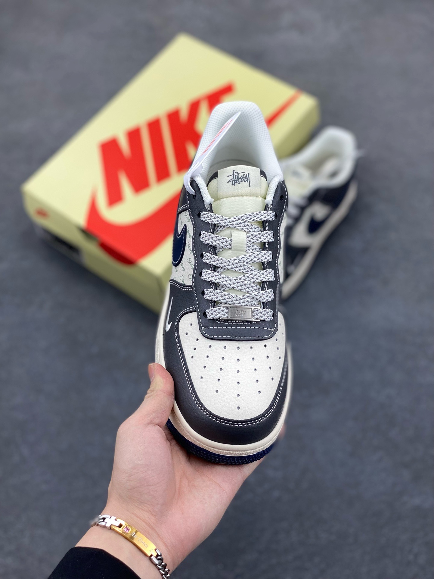 图片[2]-NIke Air Force 1 \’07 Low “斯图西联名——深蓝灰英文”空军一号 低帮 运动鞋 休闲鞋 折边针车 工艺难度大 原楦头原纸板 原装鞋盒 定制五金配件 内置全掌气垫 原厂鞋底 货号：XS1958-519 尺码：36 36.5 37.5 38 38.5 39 40 40.5 41 42 42.5 43 44 44.5 45-选品中心