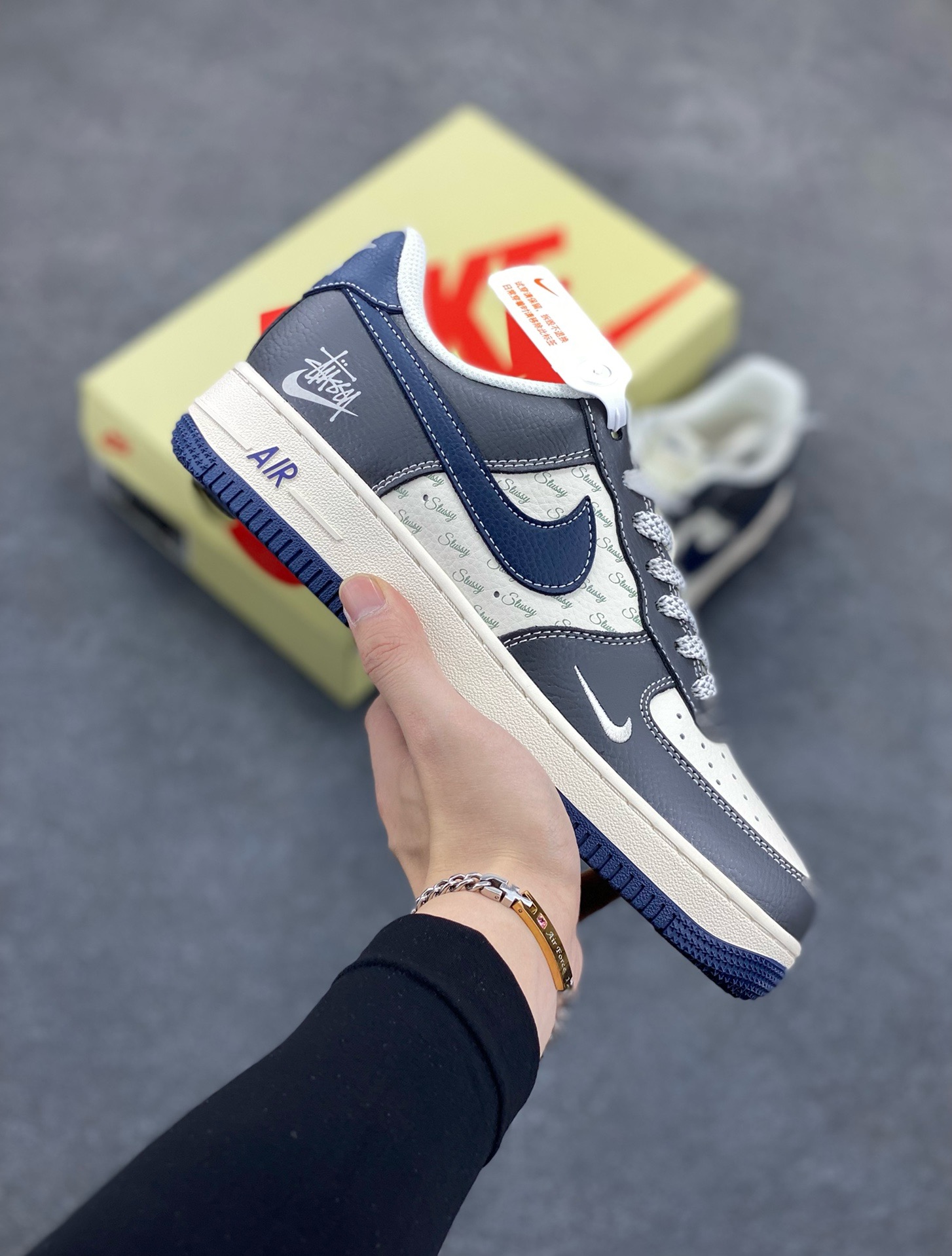 NIke Air Force 1 \'07 Low “斯图西联名——深蓝灰英文”空军一号 低帮 运动鞋 休闲鞋 折边针车 工艺难度大 原楦头原纸板 原装鞋盒 定制五金配件 内置全掌气垫 原厂鞋底 货号：XS1958-519 尺码：36 36.5 37.5 38 38.5 39 40 40.5 41 42 42.5 43 44 44.5 45-选品中心