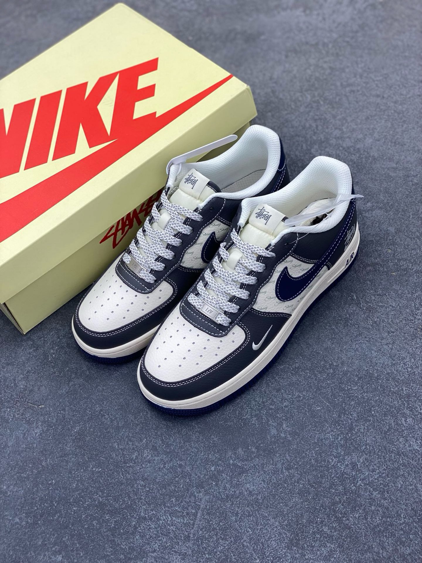 图片[8]-NIke Air Force 1 \’07 Low “斯图西联名——深蓝灰英文”空军一号 低帮 运动鞋 休闲鞋 折边针车 工艺难度大 原楦头原纸板 原装鞋盒 定制五金配件 内置全掌气垫 原厂鞋底 货号：XS1958-519 尺码：36 36.5 37.5 38 38.5 39 40 40.5 41 42 42.5 43 44 44.5 45-选品中心