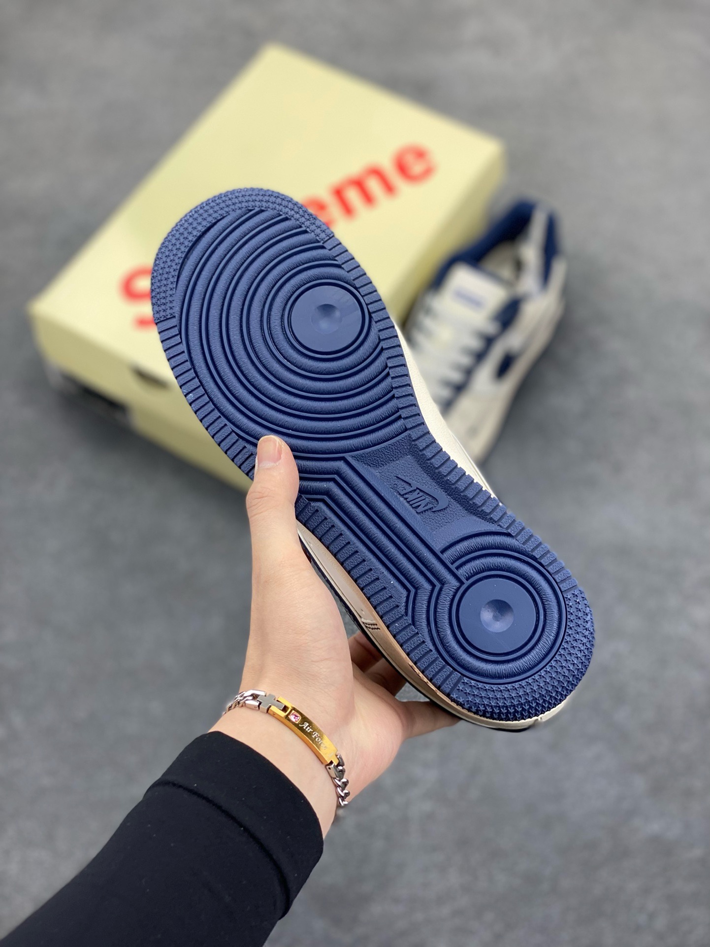 图片[5]-NIke Air Force 1 \’07 Low “Supreme联名——深蓝勾”空军一号 低帮 运动鞋 休闲鞋 折边针车 工艺难度大 原楦头原纸板 原装鞋盒 定制五金配件 内置全掌气垫 原厂鞋底 货号：XS1958-524 尺码：36 36.5 37.5 38 38.5 39 40 40.5 41 42 42.5 43 44 44.5 45-选品中心