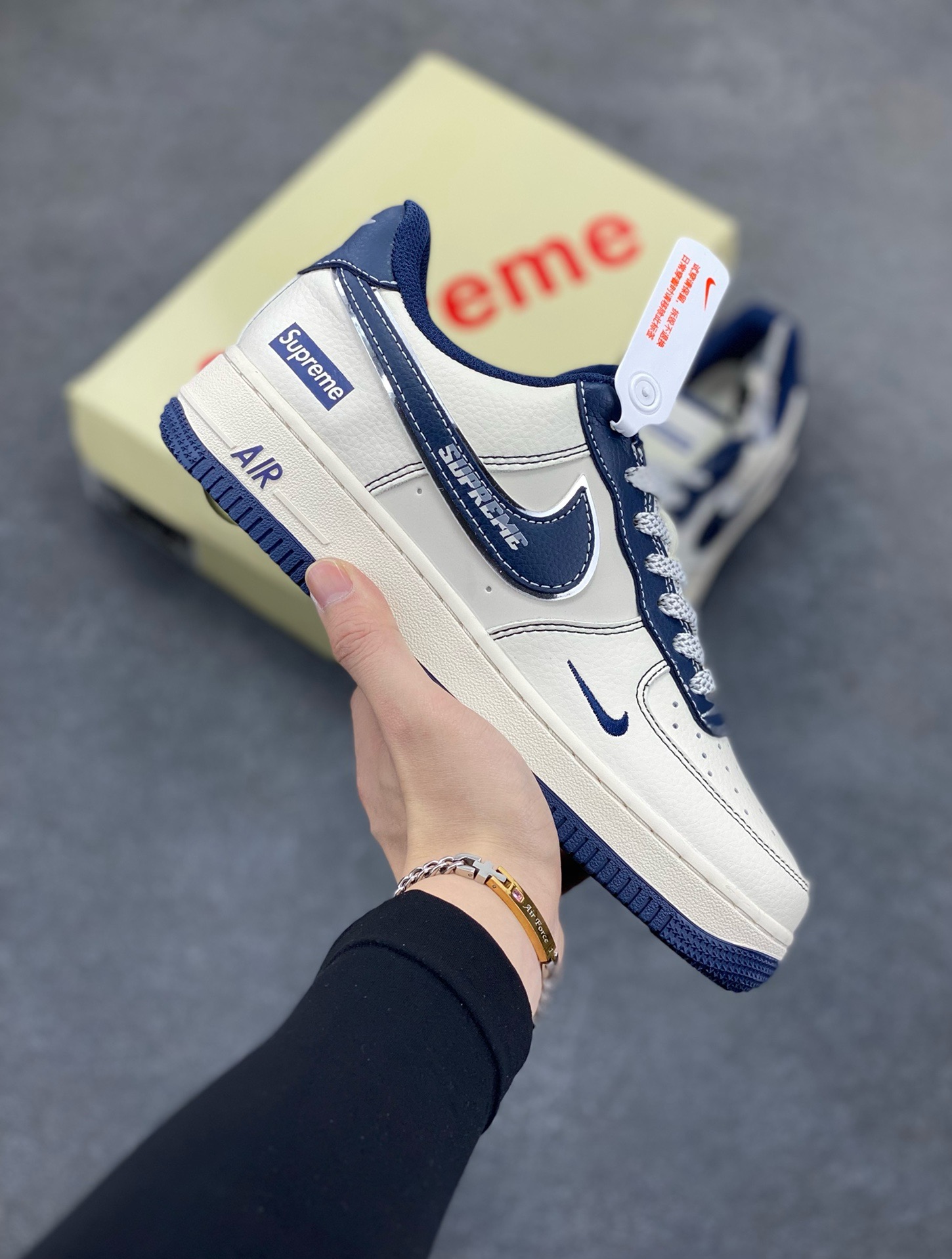 NIke Air Force 1 \'07 Low “Supreme联名——深蓝勾”空军一号 低帮 运动鞋 休闲鞋 折边针车 工艺难度大 原楦头原纸板 原装鞋盒 定制五金配件 内置全掌气垫 原厂鞋底 货号：XS1958-524 尺码：36 36.5 37.5 38 38.5 39 40 40.5 41 42 42.5 43 44 44.5 45-选品中心