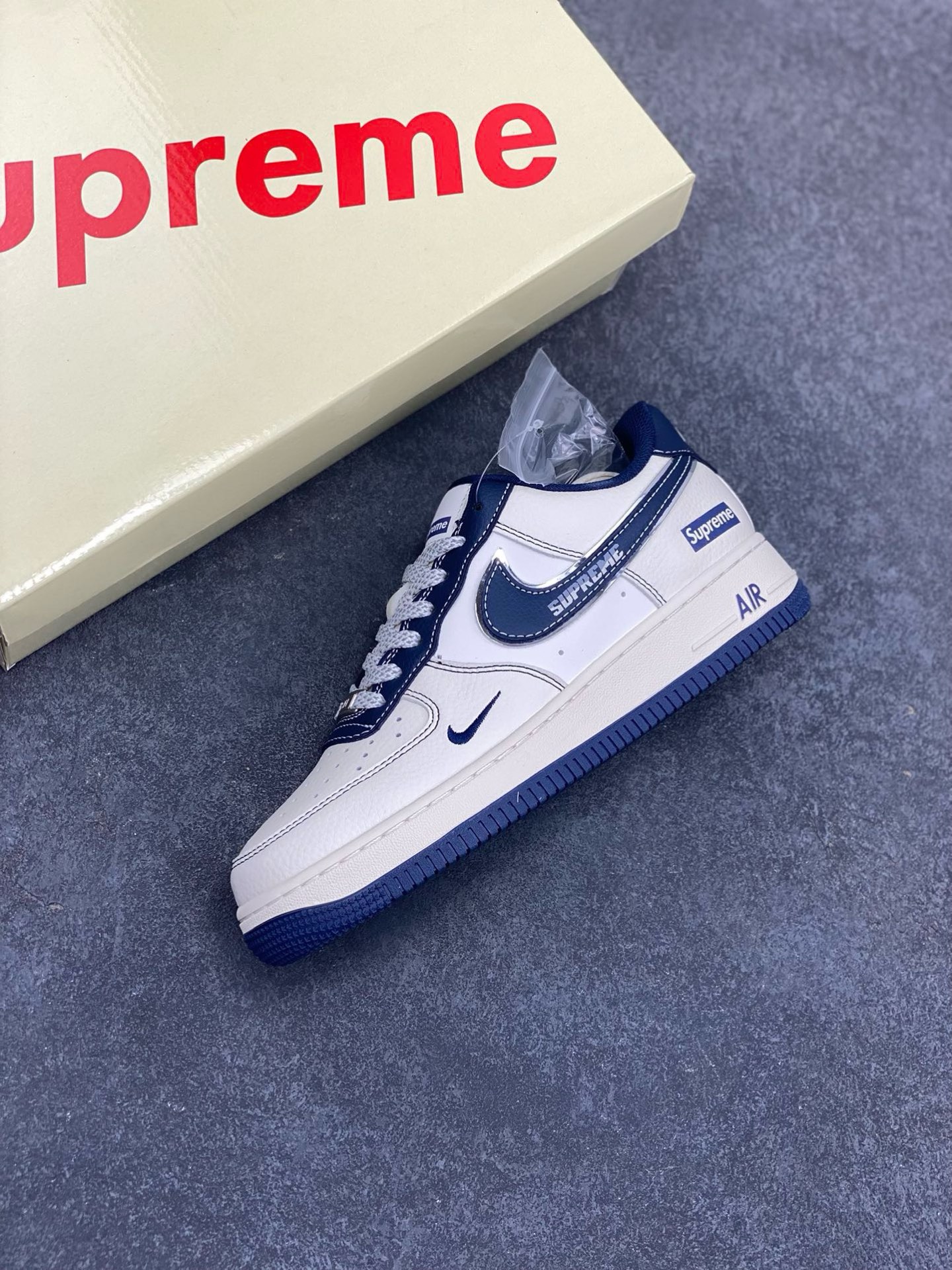 图片[7]-NIke Air Force 1 \’07 Low “Supreme联名——深蓝勾”空军一号 低帮 运动鞋 休闲鞋 折边针车 工艺难度大 原楦头原纸板 原装鞋盒 定制五金配件 内置全掌气垫 原厂鞋底 货号：XS1958-524 尺码：36 36.5 37.5 38 38.5 39 40 40.5 41 42 42.5 43 44 44.5 45-选品中心