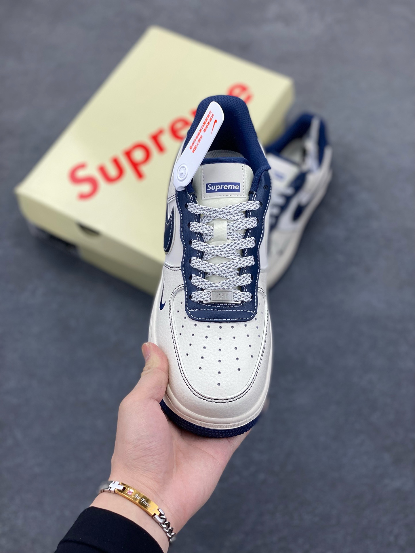 图片[2]-NIke Air Force 1 \’07 Low “Supreme联名——深蓝勾”空军一号 低帮 运动鞋 休闲鞋 折边针车 工艺难度大 原楦头原纸板 原装鞋盒 定制五金配件 内置全掌气垫 原厂鞋底 货号：XS1958-524 尺码：36 36.5 37.5 38 38.5 39 40 40.5 41 42 42.5 43 44 44.5 45-选品中心