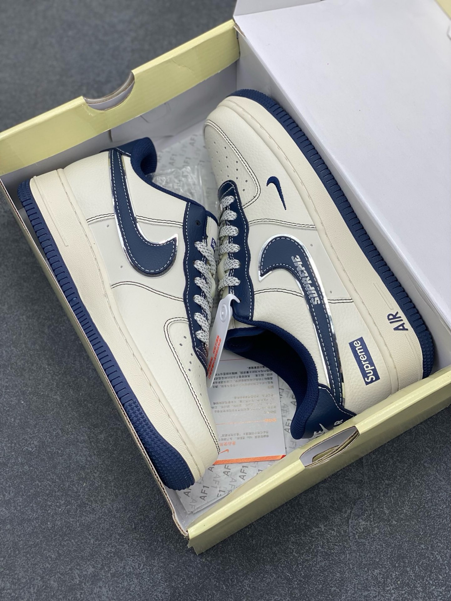 图片[9]-NIke Air Force 1 \’07 Low “Supreme联名——深蓝勾”空军一号 低帮 运动鞋 休闲鞋 折边针车 工艺难度大 原楦头原纸板 原装鞋盒 定制五金配件 内置全掌气垫 原厂鞋底 货号：XS1958-524 尺码：36 36.5 37.5 38 38.5 39 40 40.5 41 42 42.5 43 44 44.5 45-选品中心