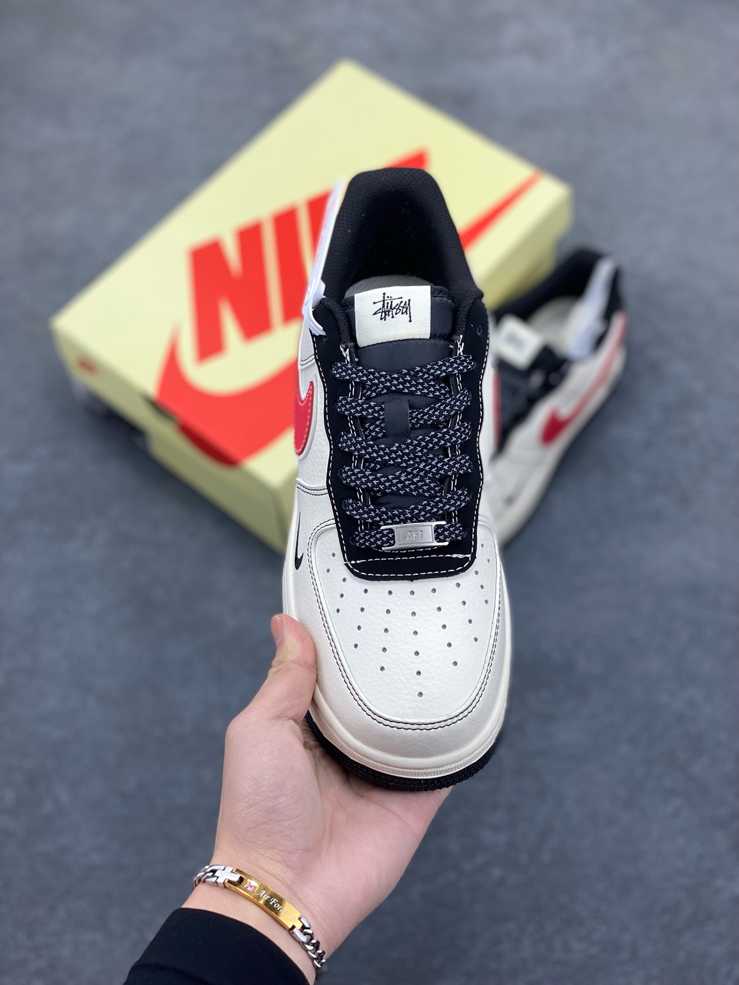 图片[2]-NIke Air Force 1 \’07 Low “斯图西联名——黑线红勾”空军一号 低帮 运动鞋 休闲鞋 折边针车 工艺难度大 原楦头原纸板 原装鞋盒 定制五金配件 内置全掌气垫 原厂鞋底 货号：XS1958-518 尺码：36 36.5 37.5 38 38.5 39 40 40.5 41 42 42.5 43 44 44.5 45-选品中心