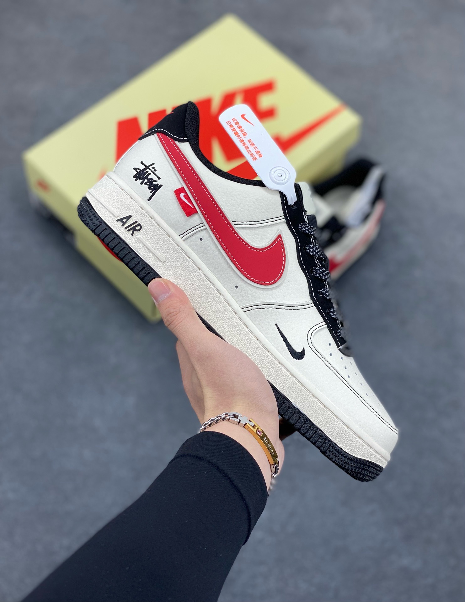 NIke Air Force 1 \’07 Low “斯图西联名——黑线红勾”空军一号 低帮 运动鞋 休闲鞋 折边针车 工艺难度大 原楦头原纸板 原装鞋盒 定制五金配件 内置全掌气垫 原厂鞋底 货号：XS1958-518 尺码：36 36.5 37.5 38 38.5 39 40 40.5 41 42 42.5 43 44 44.5 45-选品中心