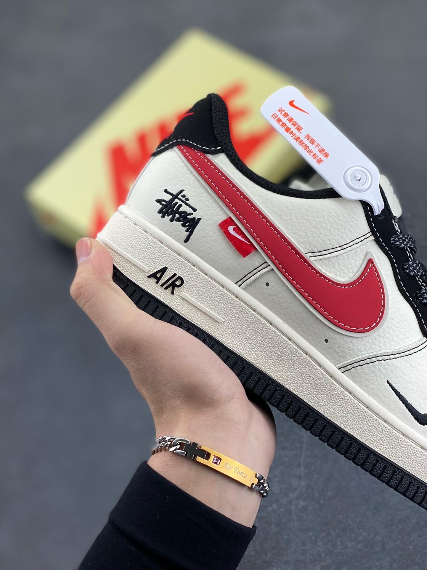 图片[6]-NIke Air Force 1 \’07 Low “斯图西联名——黑线红勾”空军一号 低帮 运动鞋 休闲鞋 折边针车 工艺难度大 原楦头原纸板 原装鞋盒 定制五金配件 内置全掌气垫 原厂鞋底 货号：XS1958-518 尺码：36 36.5 37.5 38 38.5 39 40 40.5 41 42 42.5 43 44 44.5 45-选品中心