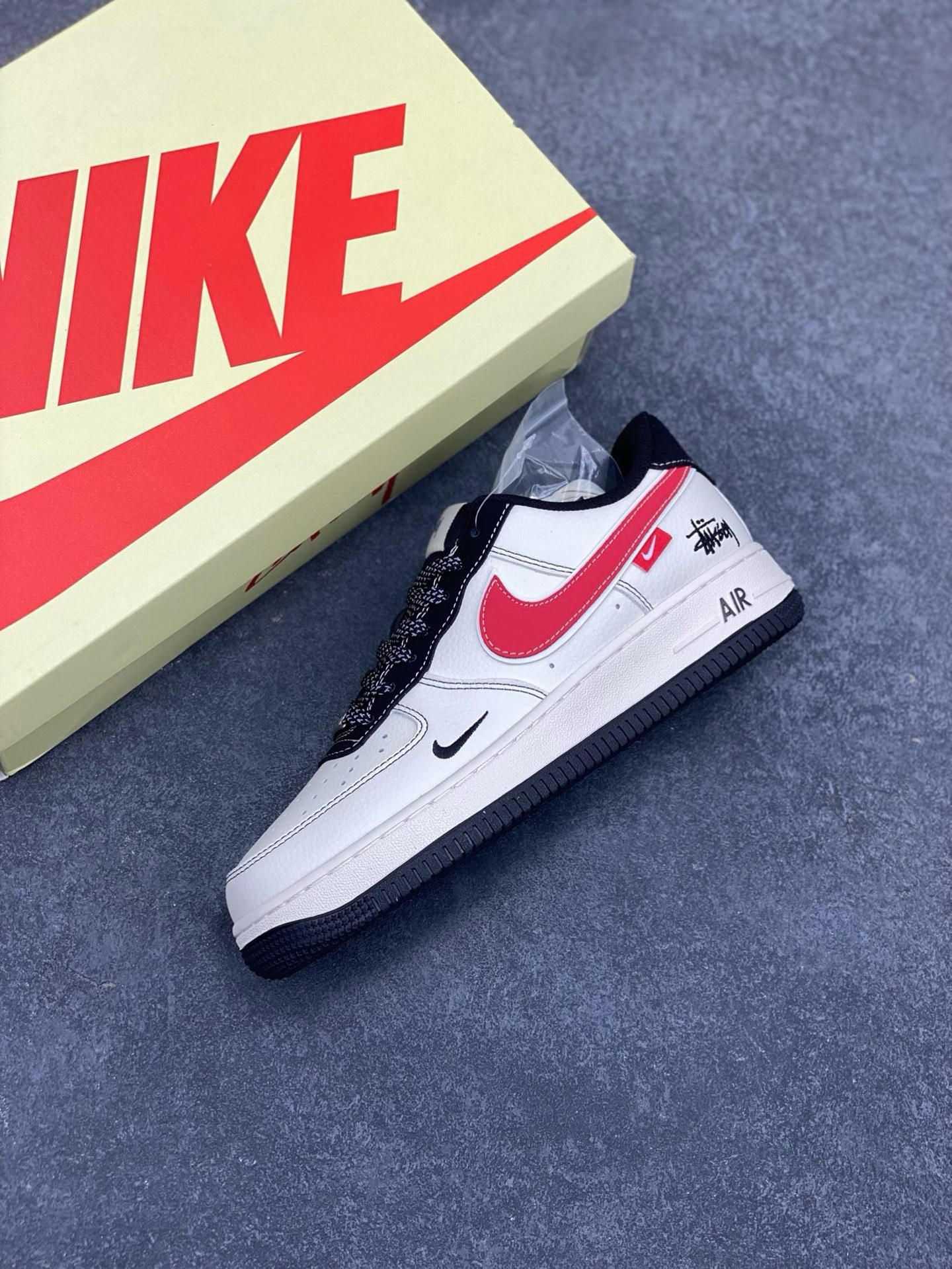 图片[7]-NIke Air Force 1 \’07 Low “斯图西联名——黑线红勾”空军一号 低帮 运动鞋 休闲鞋 折边针车 工艺难度大 原楦头原纸板 原装鞋盒 定制五金配件 内置全掌气垫 原厂鞋底 货号：XS1958-518 尺码：36 36.5 37.5 38 38.5 39 40 40.5 41 42 42.5 43 44 44.5 45-选品中心