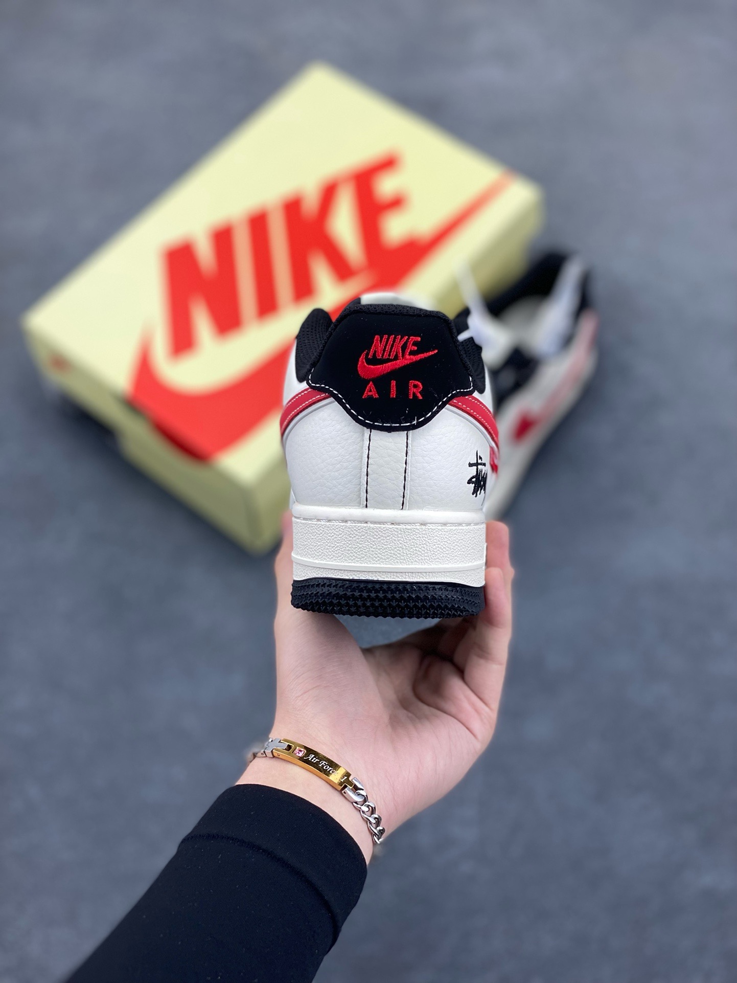 图片[4]-NIke Air Force 1 \’07 Low “斯图西联名——黑线红勾”空军一号 低帮 运动鞋 休闲鞋 折边针车 工艺难度大 原楦头原纸板 原装鞋盒 定制五金配件 内置全掌气垫 原厂鞋底 货号：XS1958-518 尺码：36 36.5 37.5 38 38.5 39 40 40.5 41 42 42.5 43 44 44.5 45-选品中心