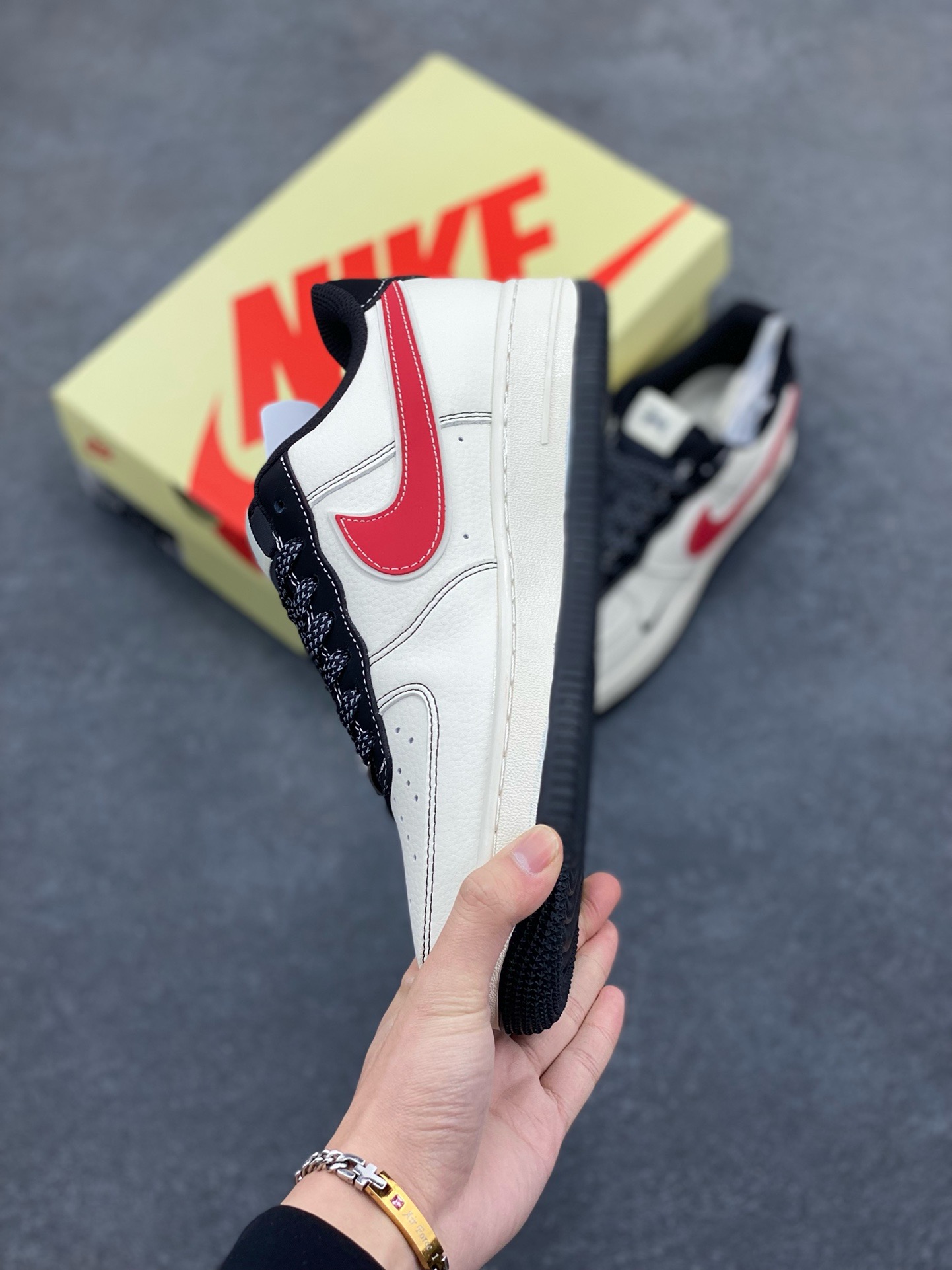 图片[3]-NIke Air Force 1 \’07 Low “斯图西联名——黑线红勾”空军一号 低帮 运动鞋 休闲鞋 折边针车 工艺难度大 原楦头原纸板 原装鞋盒 定制五金配件 内置全掌气垫 原厂鞋底 货号：XS1958-518 尺码：36 36.5 37.5 38 38.5 39 40 40.5 41 42 42.5 43 44 44.5 45-选品中心