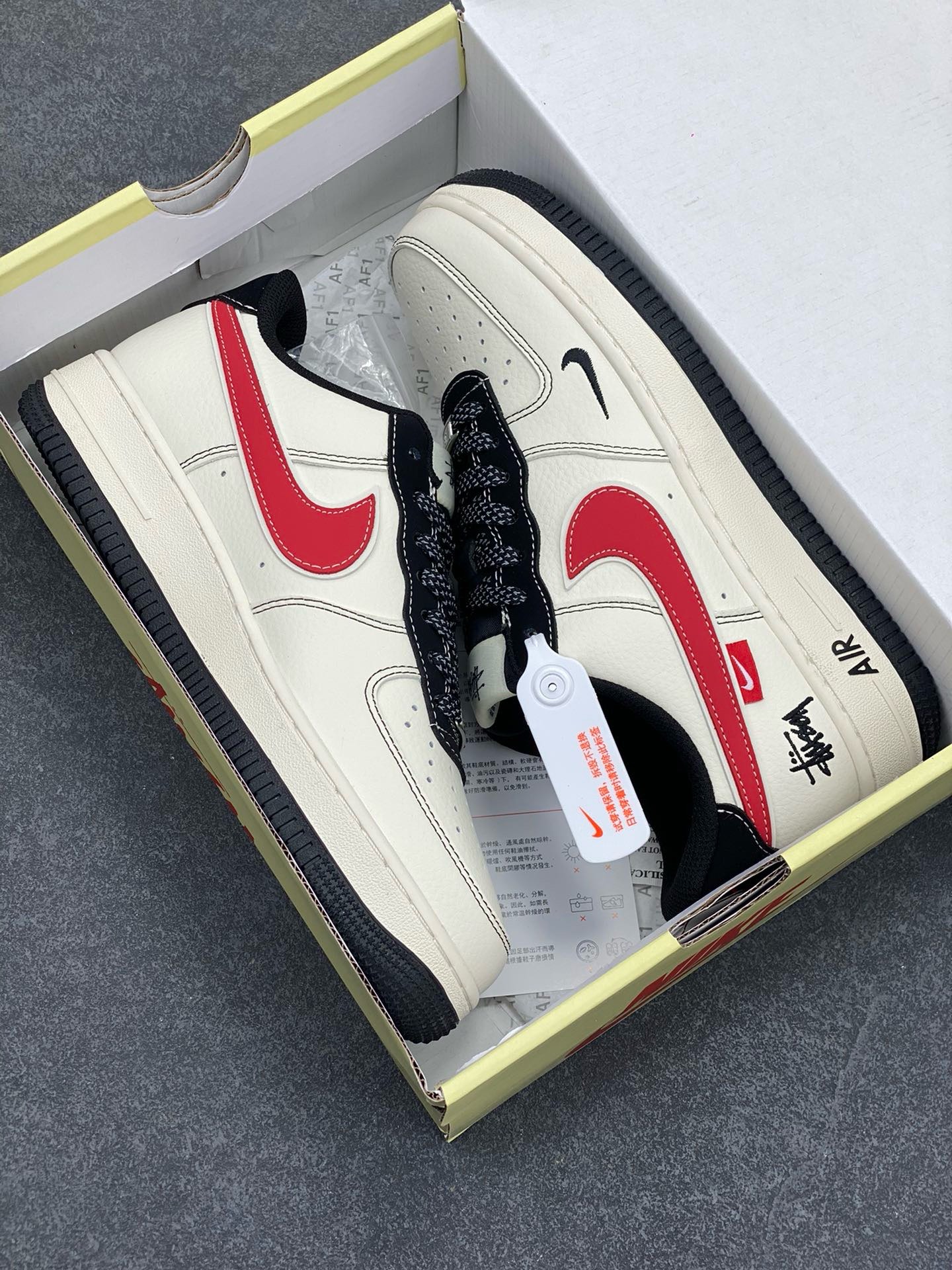 图片[9]-NIke Air Force 1 \’07 Low “斯图西联名——黑线红勾”空军一号 低帮 运动鞋 休闲鞋 折边针车 工艺难度大 原楦头原纸板 原装鞋盒 定制五金配件 内置全掌气垫 原厂鞋底 货号：XS1958-518 尺码：36 36.5 37.5 38 38.5 39 40 40.5 41 42 42.5 43 44 44.5 45-选品中心