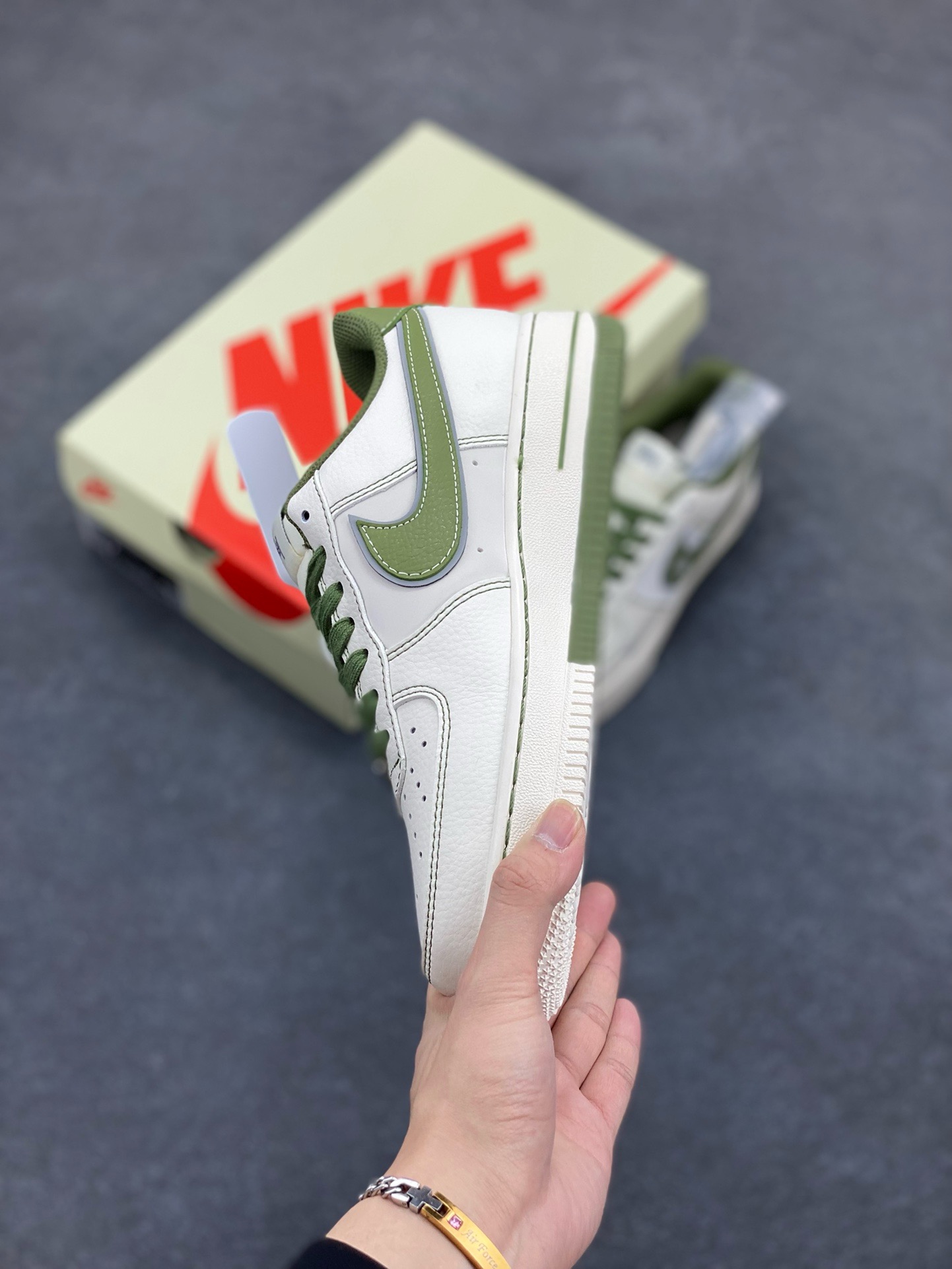 图片[3]-NIke Air Force 1 \’07 Low “斯图西联名——双拼米绿”空军一号 低帮 运动鞋 休闲鞋 折边针车 工艺难度大 原楦头原纸板 原装鞋盒 定制五金配件 内置全掌气垫 原厂鞋底 货号：XS1958-525 尺码：36 36.5 37.5 38 38.5 39 40 40.5 41 42 42.5 43 44 44.5 45-选品中心