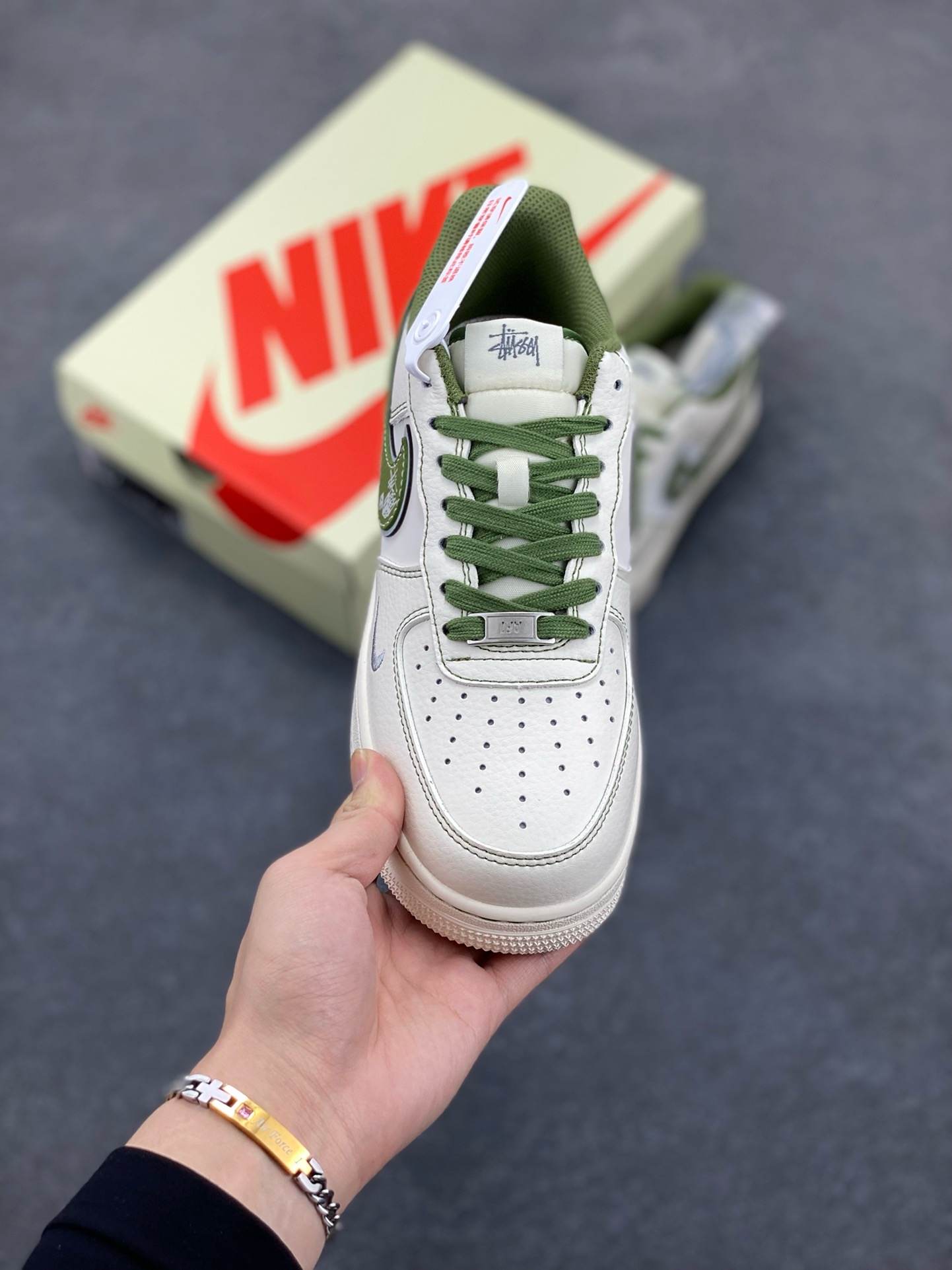 图片[2]-NIke Air Force 1 \’07 Low “斯图西联名——双拼米绿”空军一号 低帮 运动鞋 休闲鞋 折边针车 工艺难度大 原楦头原纸板 原装鞋盒 定制五金配件 内置全掌气垫 原厂鞋底 货号：XS1958-525 尺码：36 36.5 37.5 38 38.5 39 40 40.5 41 42 42.5 43 44 44.5 45-选品中心