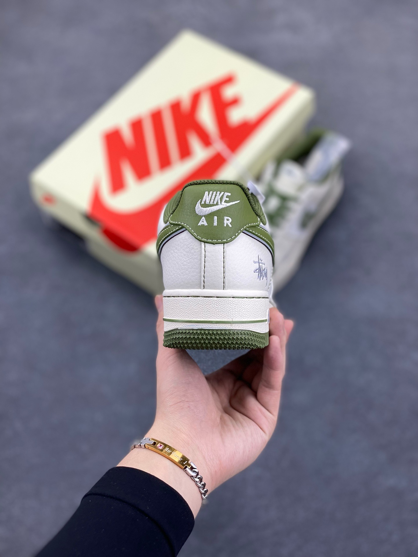 图片[4]-NIke Air Force 1 \’07 Low “斯图西联名——双拼米绿”空军一号 低帮 运动鞋 休闲鞋 折边针车 工艺难度大 原楦头原纸板 原装鞋盒 定制五金配件 内置全掌气垫 原厂鞋底 货号：XS1958-525 尺码：36 36.5 37.5 38 38.5 39 40 40.5 41 42 42.5 43 44 44.5 45-选品中心