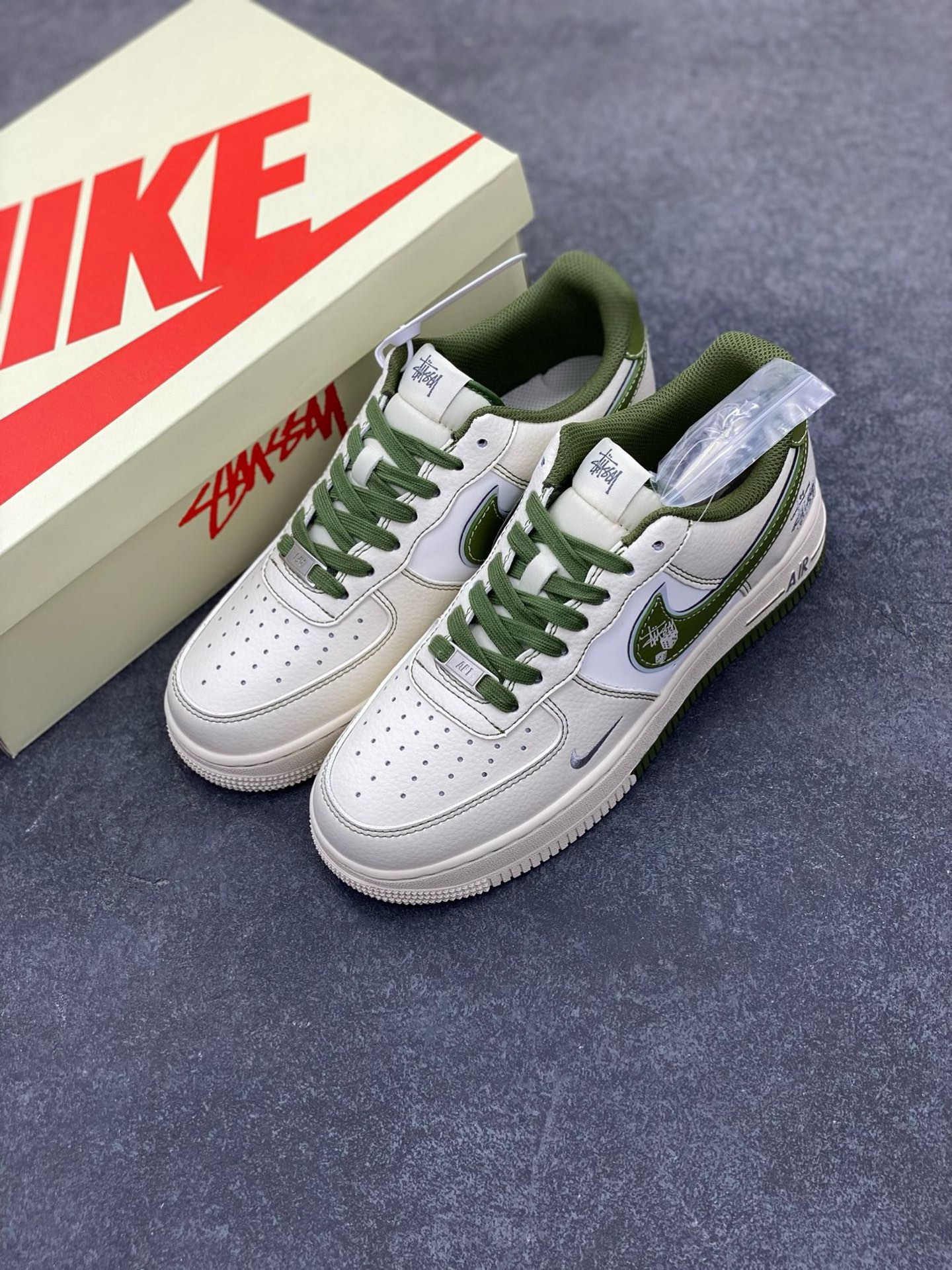 图片[8]-NIke Air Force 1 \’07 Low “斯图西联名——双拼米绿”空军一号 低帮 运动鞋 休闲鞋 折边针车 工艺难度大 原楦头原纸板 原装鞋盒 定制五金配件 内置全掌气垫 原厂鞋底 货号：XS1958-525 尺码：36 36.5 37.5 38 38.5 39 40 40.5 41 42 42.5 43 44 44.5 45-选品中心