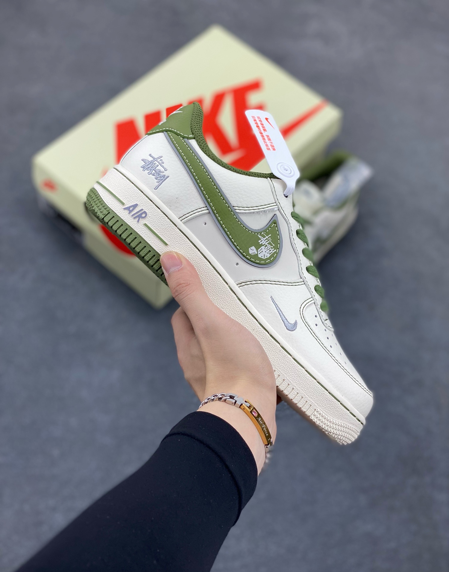 NIke Air Force 1 \'07 Low “斯图西联名——双拼米绿”空军一号 低帮 运动鞋 休闲鞋 折边针车 工艺难度大 原楦头原纸板 原装鞋盒 定制五金配件 内置全掌气垫 原厂鞋底 货号：XS1958-525 尺码：36 36.5 37.5 38 38.5 39 40 40.5 41 42 42.5 43 44 44.5 45-选品中心