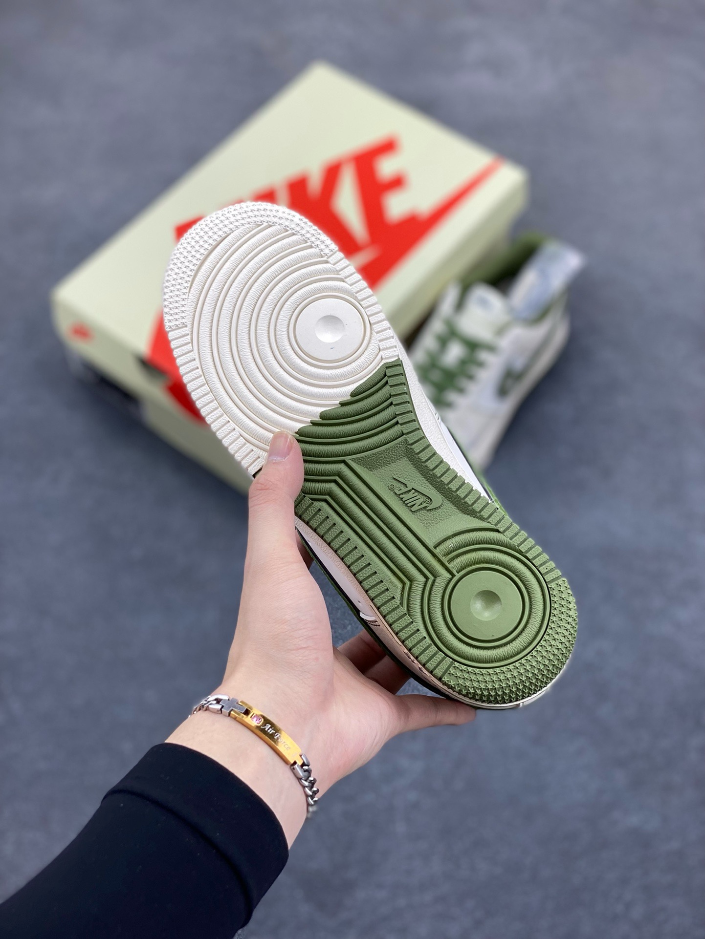 图片[5]-NIke Air Force 1 \’07 Low “斯图西联名——双拼米绿”空军一号 低帮 运动鞋 休闲鞋 折边针车 工艺难度大 原楦头原纸板 原装鞋盒 定制五金配件 内置全掌气垫 原厂鞋底 货号：XS1958-525 尺码：36 36.5 37.5 38 38.5 39 40 40.5 41 42 42.5 43 44 44.5 45-选品中心