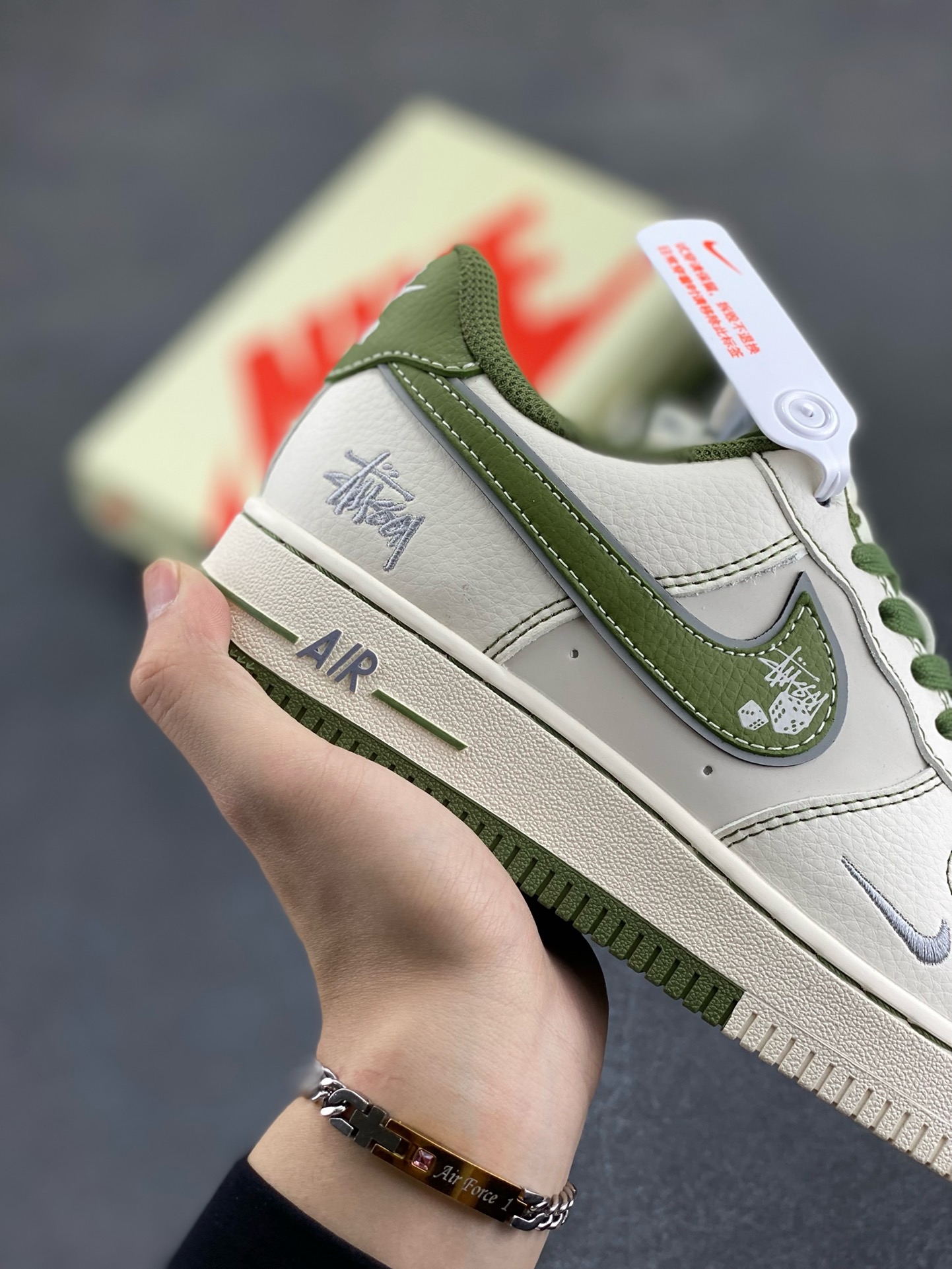 图片[6]-NIke Air Force 1 \’07 Low “斯图西联名——双拼米绿”空军一号 低帮 运动鞋 休闲鞋 折边针车 工艺难度大 原楦头原纸板 原装鞋盒 定制五金配件 内置全掌气垫 原厂鞋底 货号：XS1958-525 尺码：36 36.5 37.5 38 38.5 39 40 40.5 41 42 42.5 43 44 44.5 45-选品中心