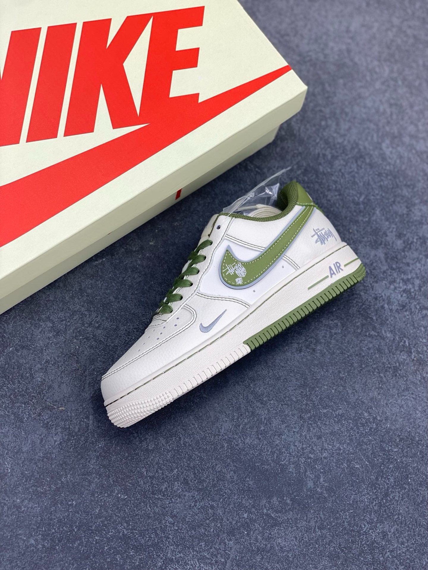 图片[7]-NIke Air Force 1 \’07 Low “斯图西联名——双拼米绿”空军一号 低帮 运动鞋 休闲鞋 折边针车 工艺难度大 原楦头原纸板 原装鞋盒 定制五金配件 内置全掌气垫 原厂鞋底 货号：XS1958-525 尺码：36 36.5 37.5 38 38.5 39 40 40.5 41 42 42.5 43 44 44.5 45-选品中心