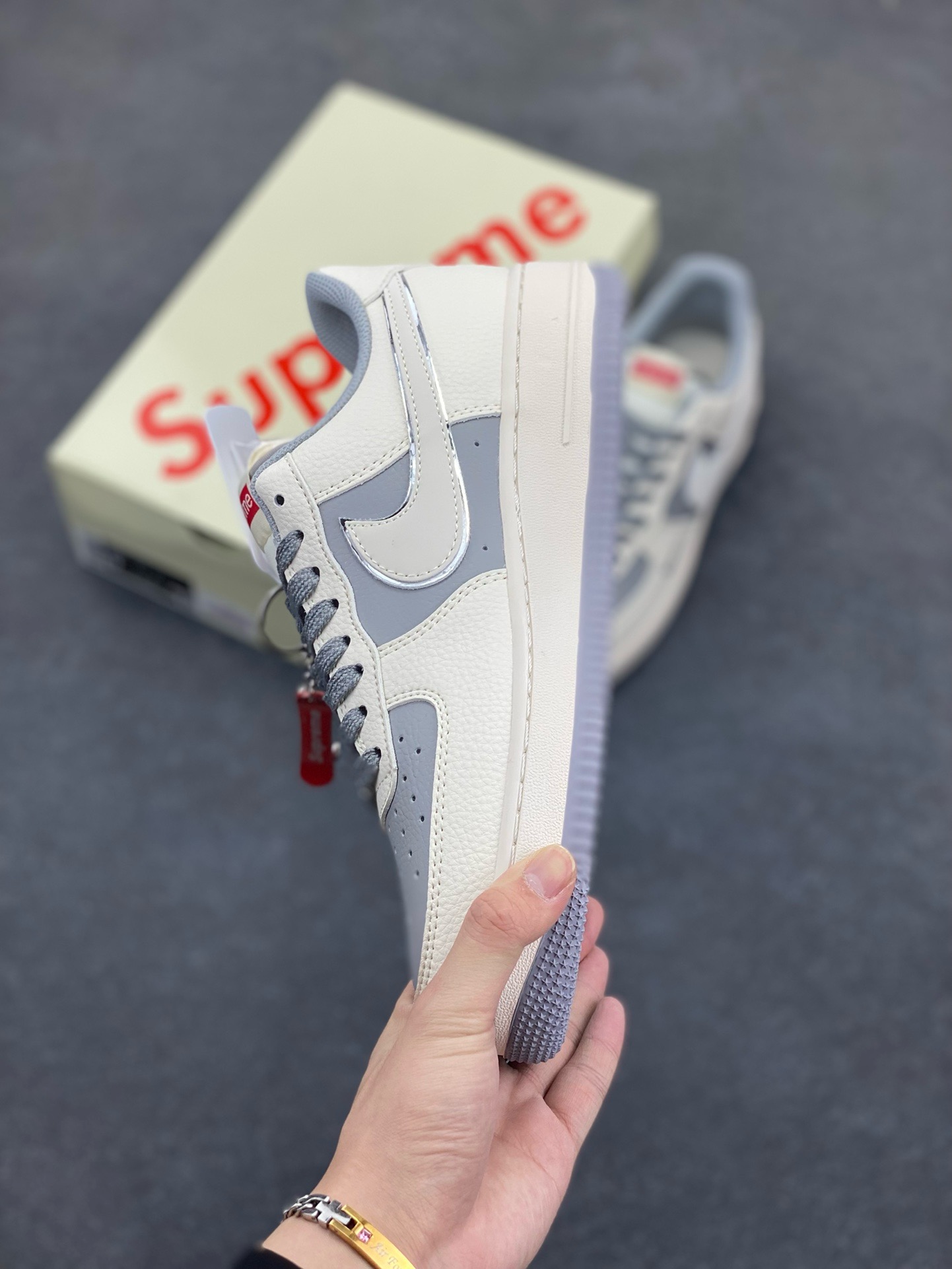 图片[3]-NIke Air Force 1 \’07 Low “Supreme联名——米灰亮边”空军一号 低帮 运动鞋 休闲鞋 折边针车 工艺难度大 原楦头原纸板 原装鞋盒 定制五金配件 内置全掌气垫 原厂鞋底 货号：HH7518-058 尺码：36 36.5 37.5 38 38.5 39 40 40.5 41 42 42.5 43 44 44.5 45-选品中心